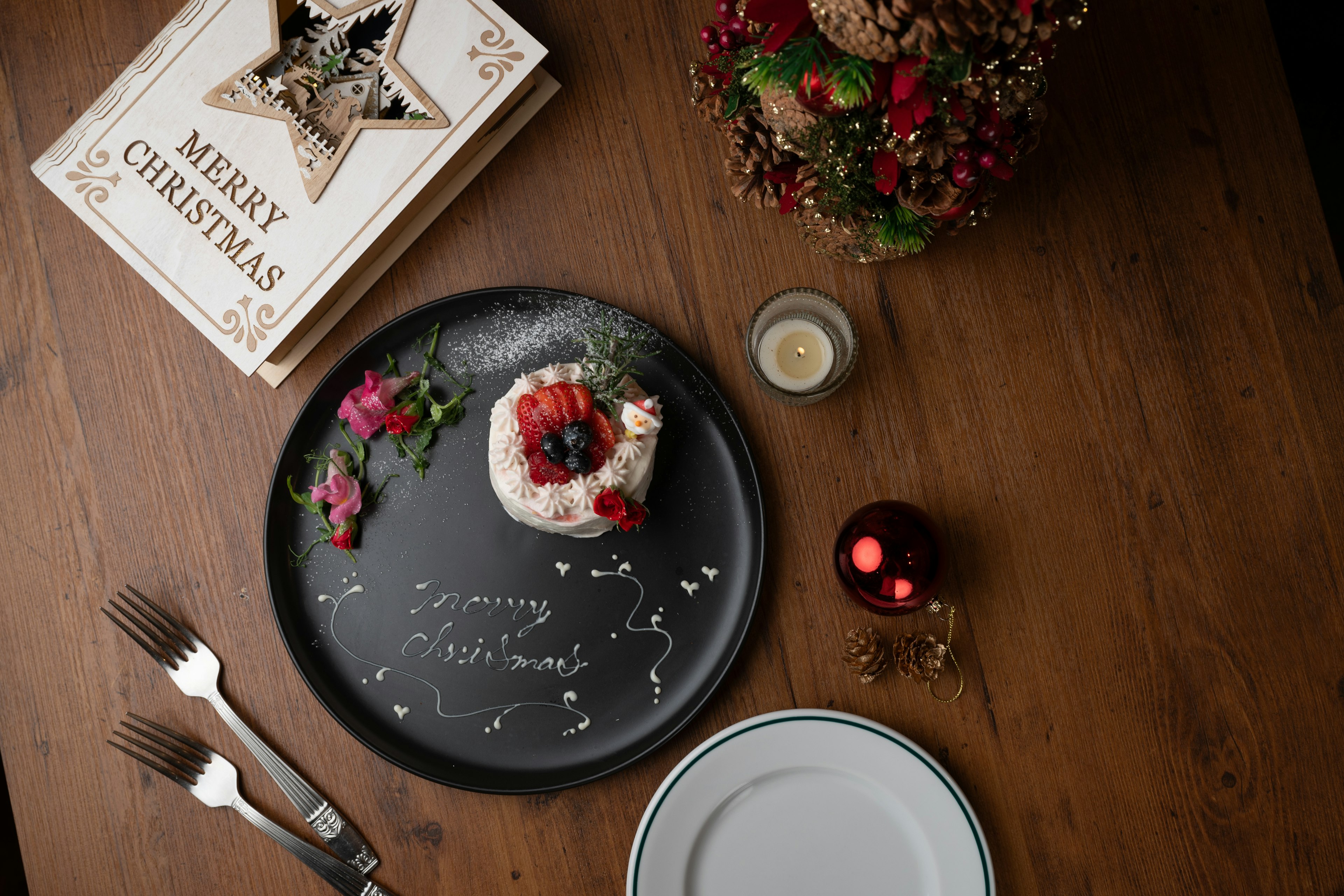 Postre navideño presentado sobre una mesa de madera con decoraciones festivas