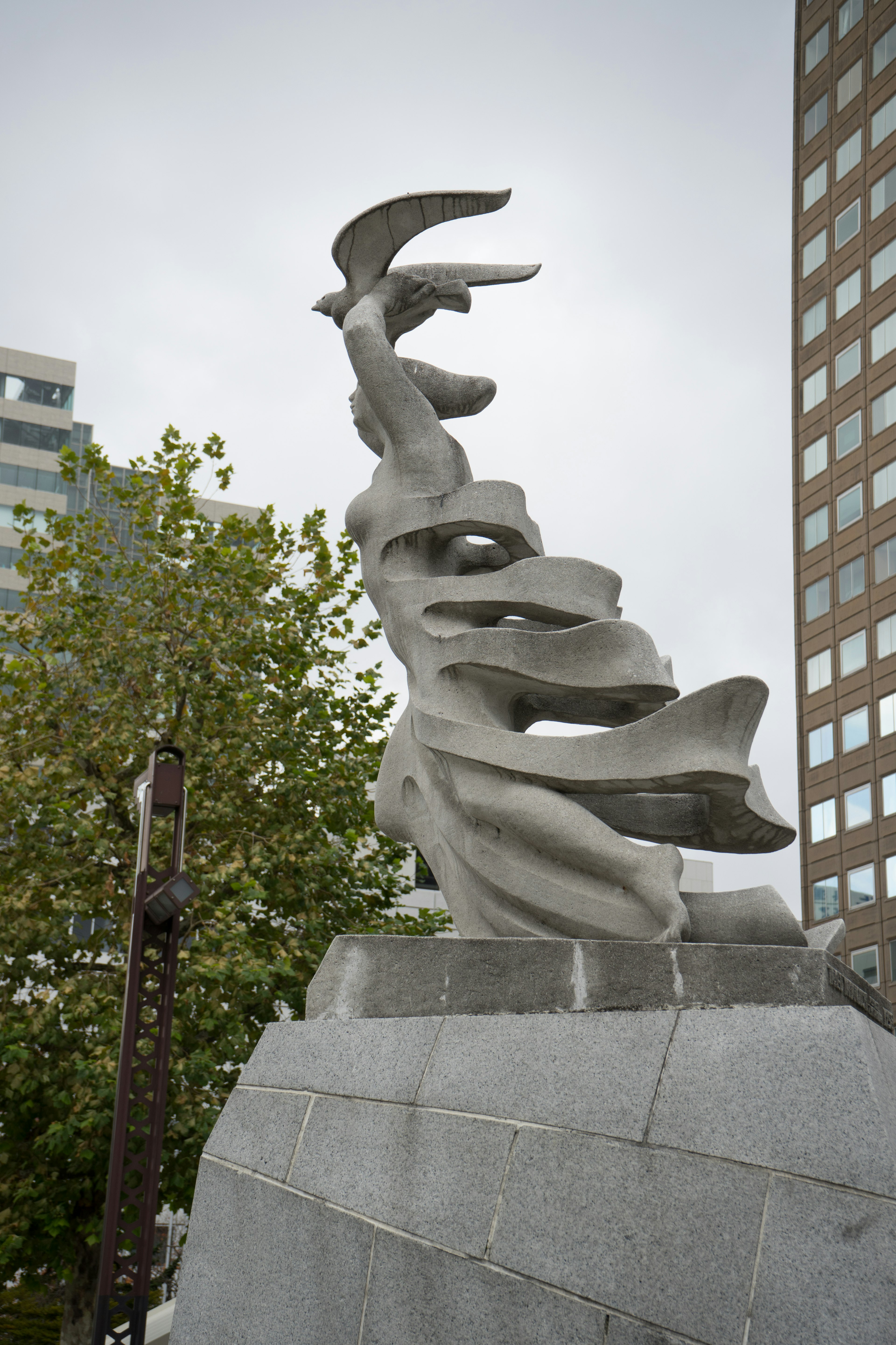 Eine moderne Skulptur mit fließenden Formen, die hoch aufragt