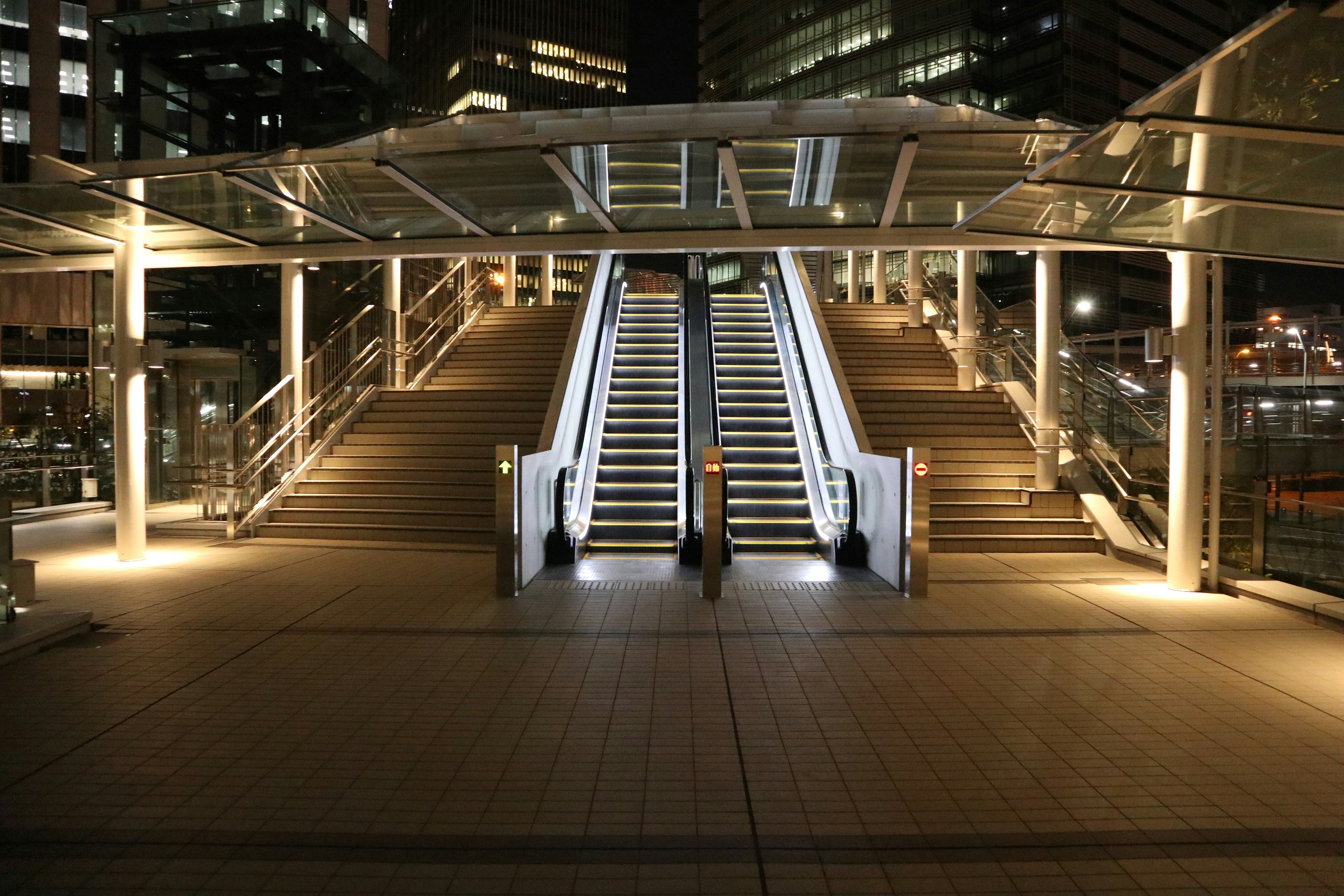 Escalier et passerelle éclairés dans une ville la nuit