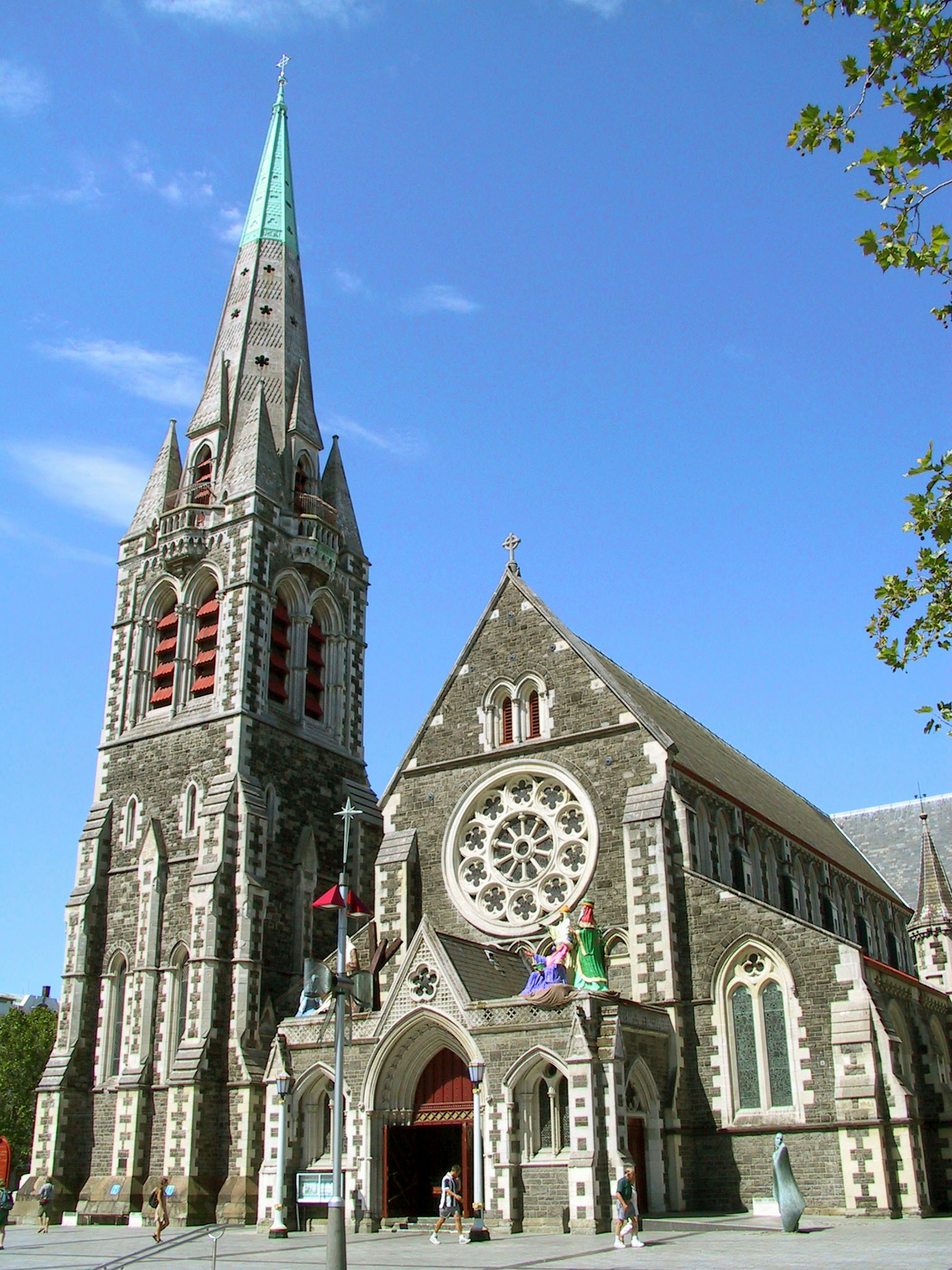 Bellissima facciata della cattedrale di Christchurch con un campanile e una finestra rotonda decorativa