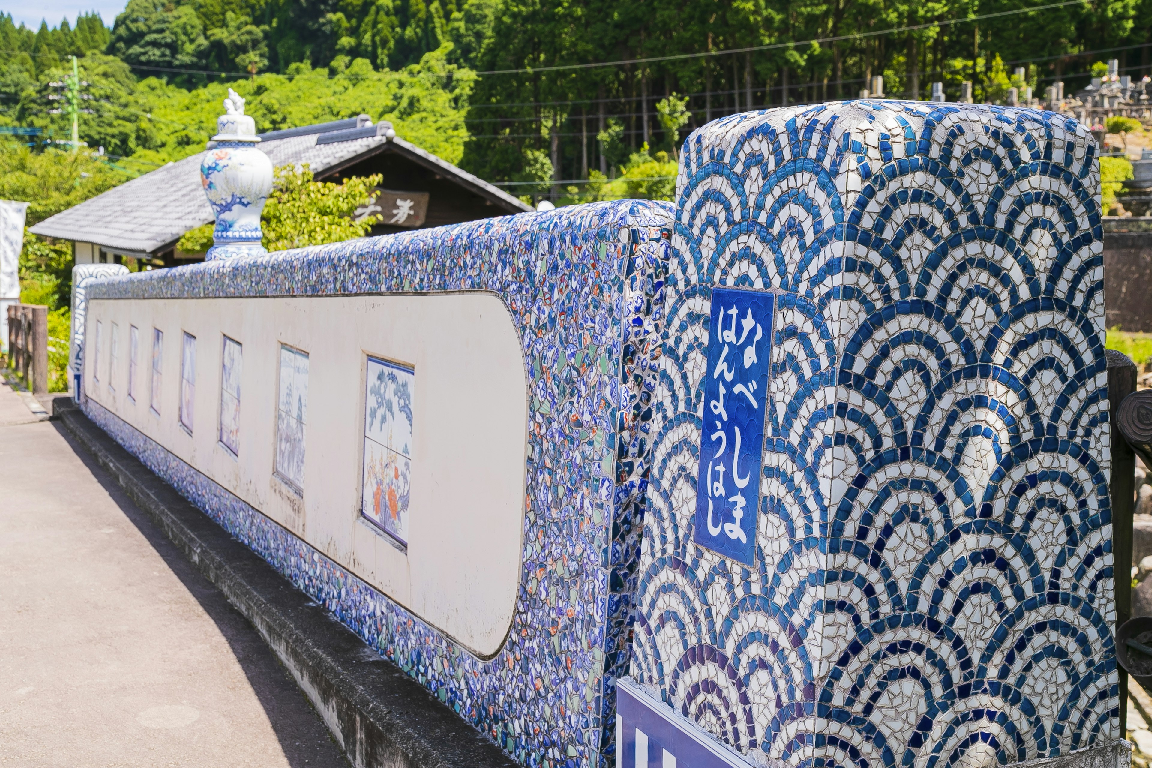 Schöner Wand mit blauen Wellenmustern dekoriert, die traditionelles japanisches Design zeigen