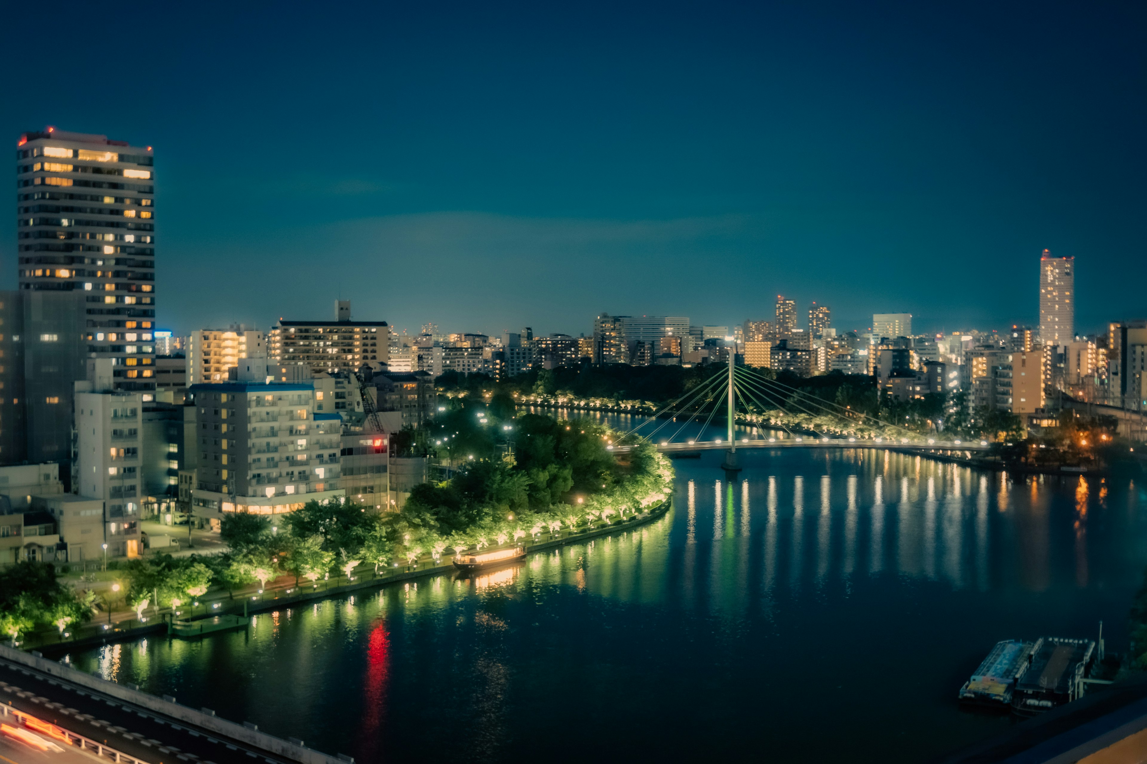 Magnifique paysage urbain nocturne avec une rivière et un pont illuminé