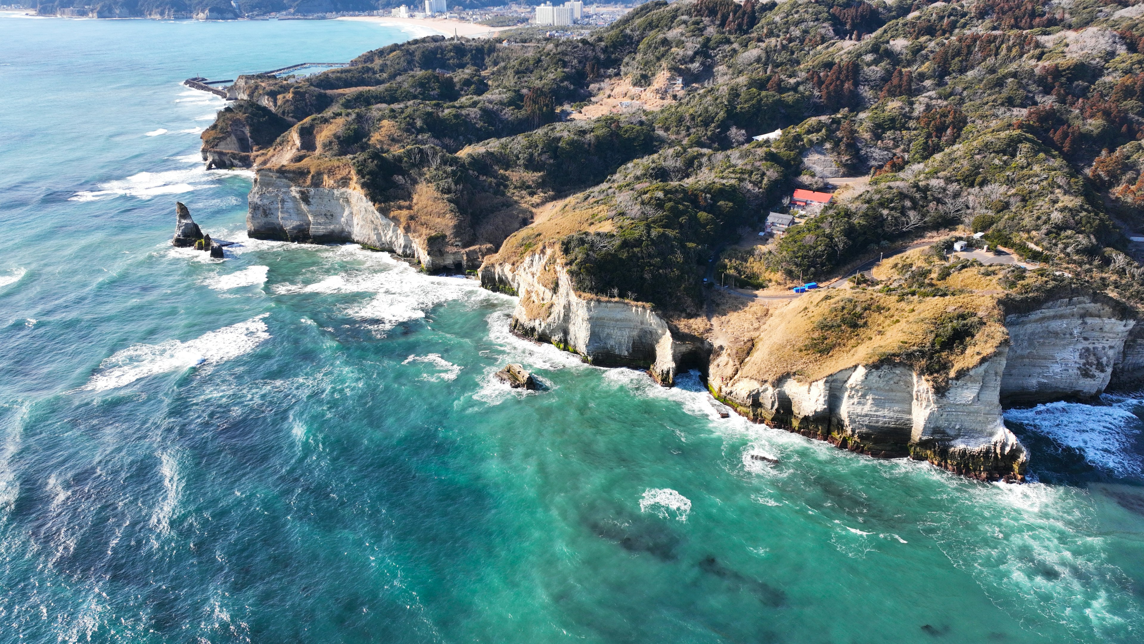 Belle vue des falaises côtières et de l'océan turquoise