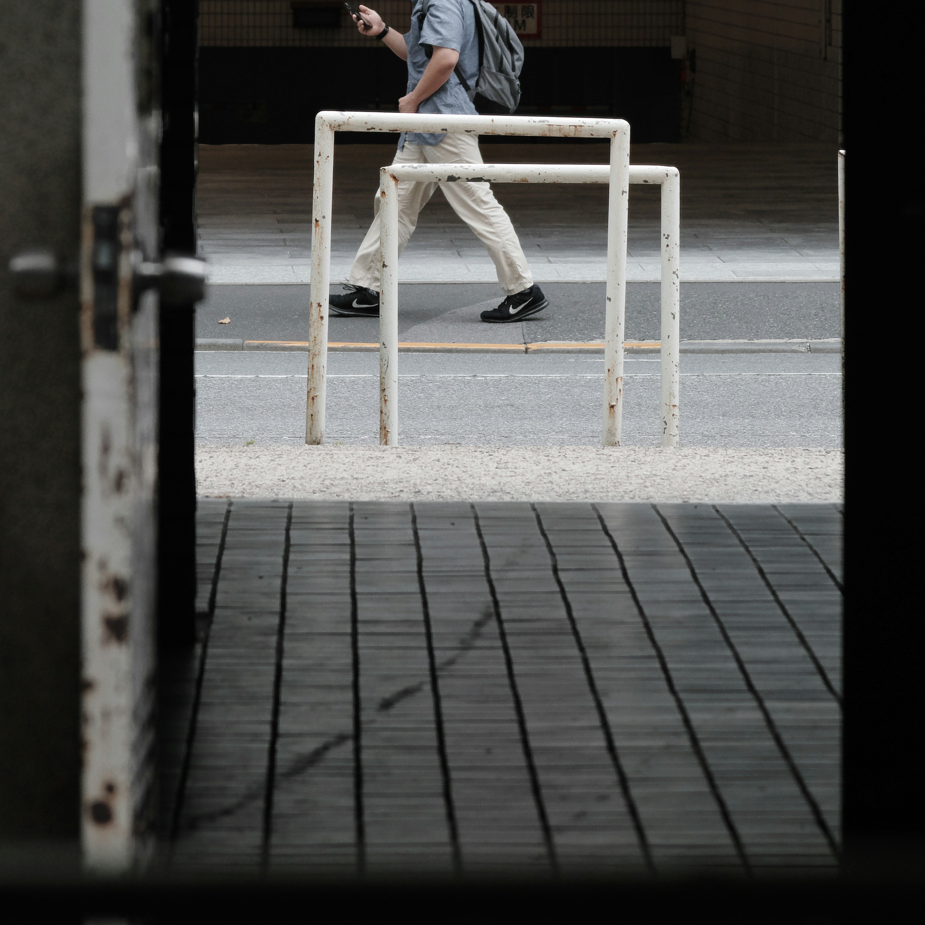 Image d'un homme marchant sur le trottoir à l'extérieur