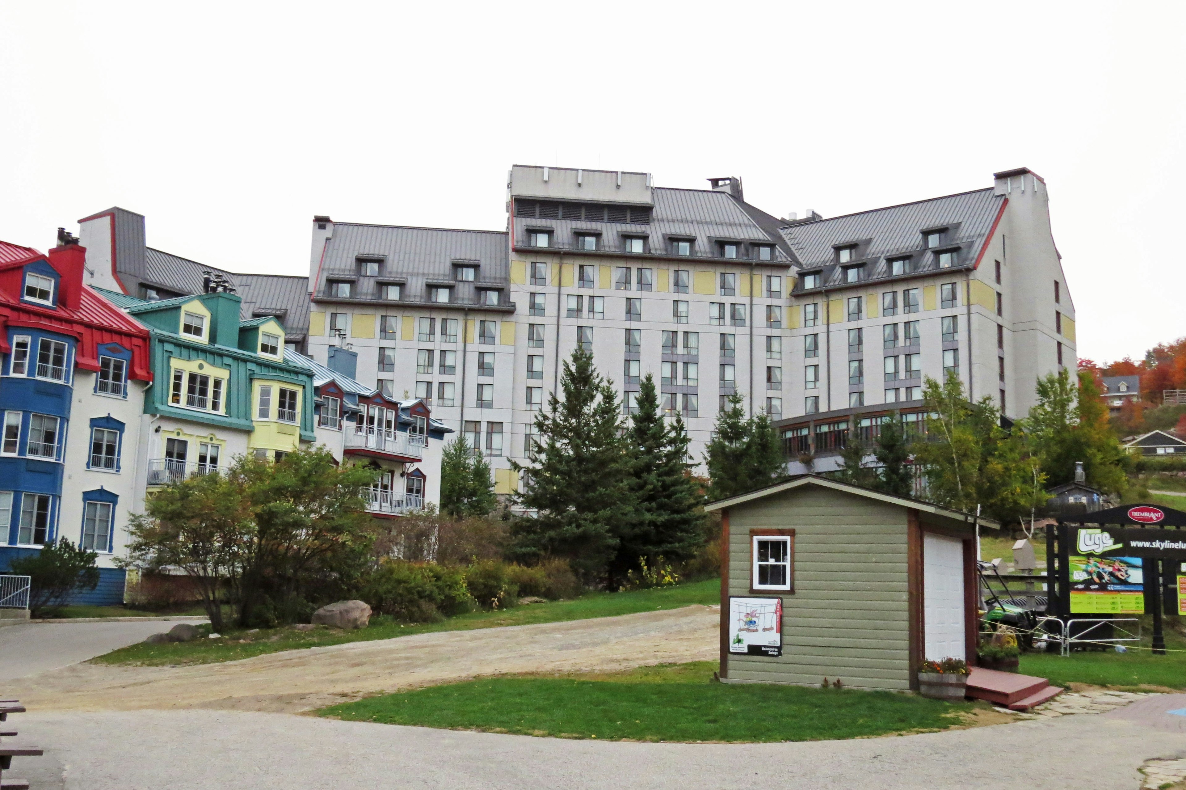 Edificios coloridos con un gran hotel al fondo