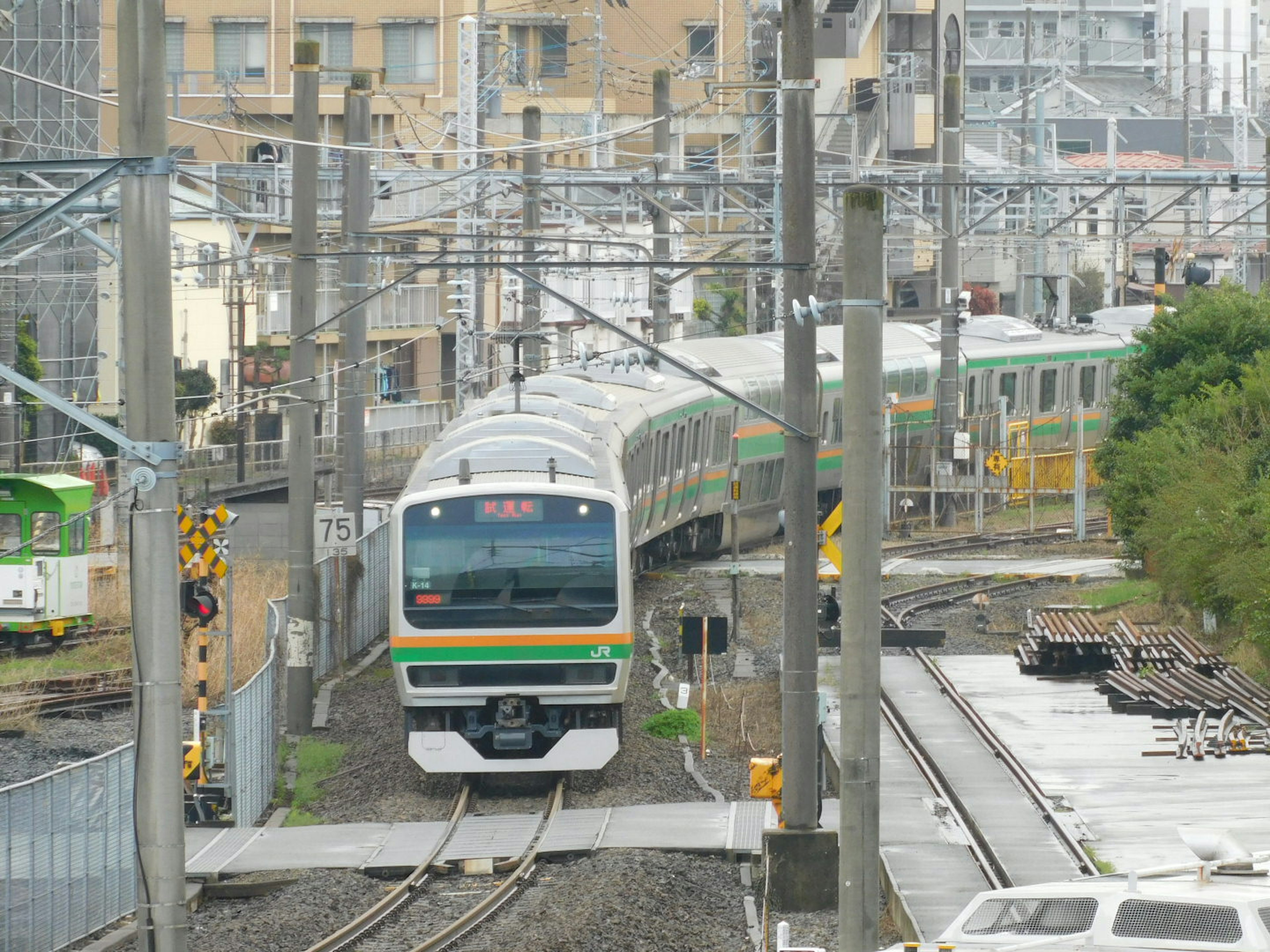 รถไฟวิ่งผ่านรางในสภาพแวดล้อมในเมือง