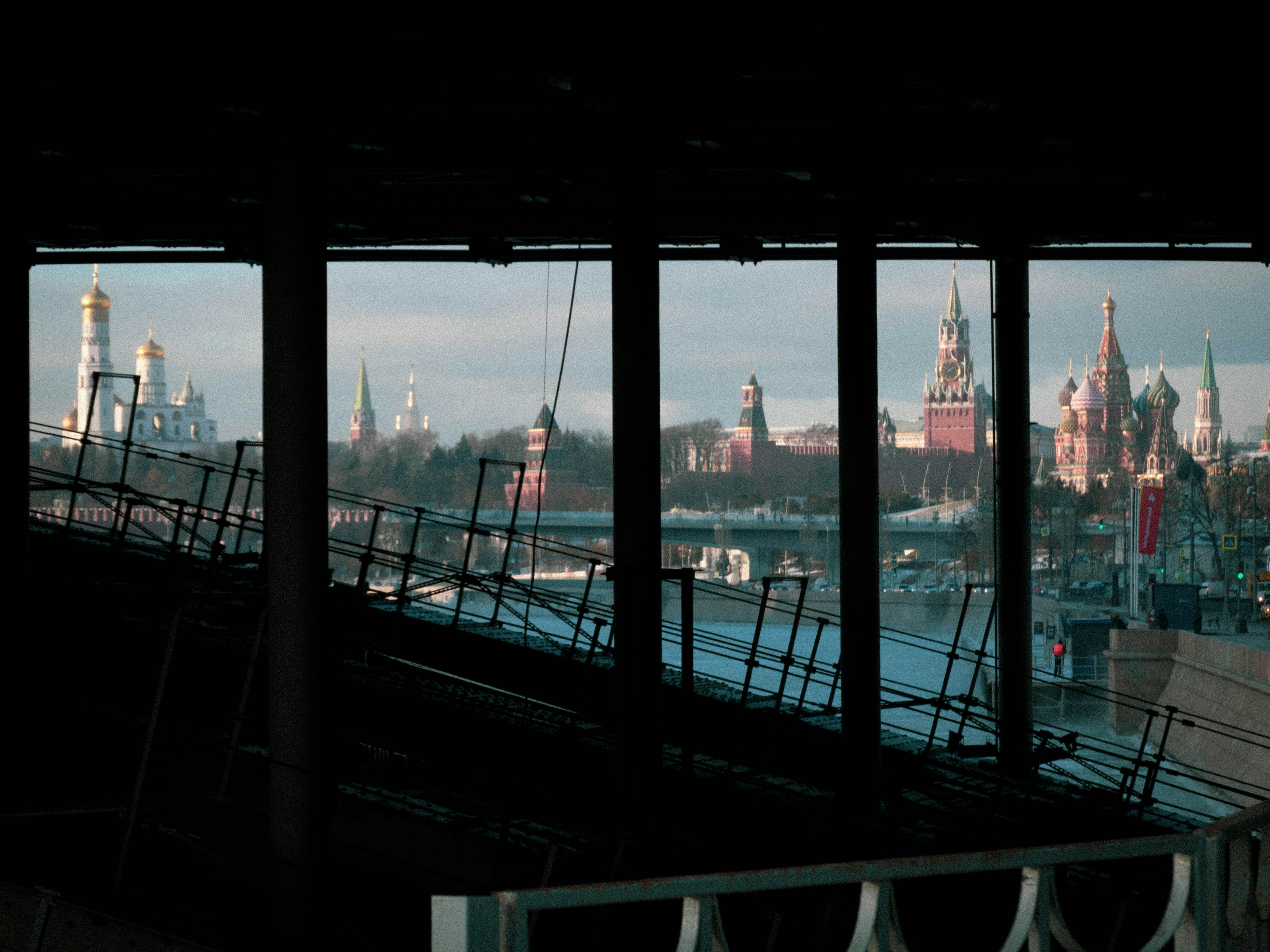 Blick auf den Kreml in Moskau und den Fluss durch ein Fenster