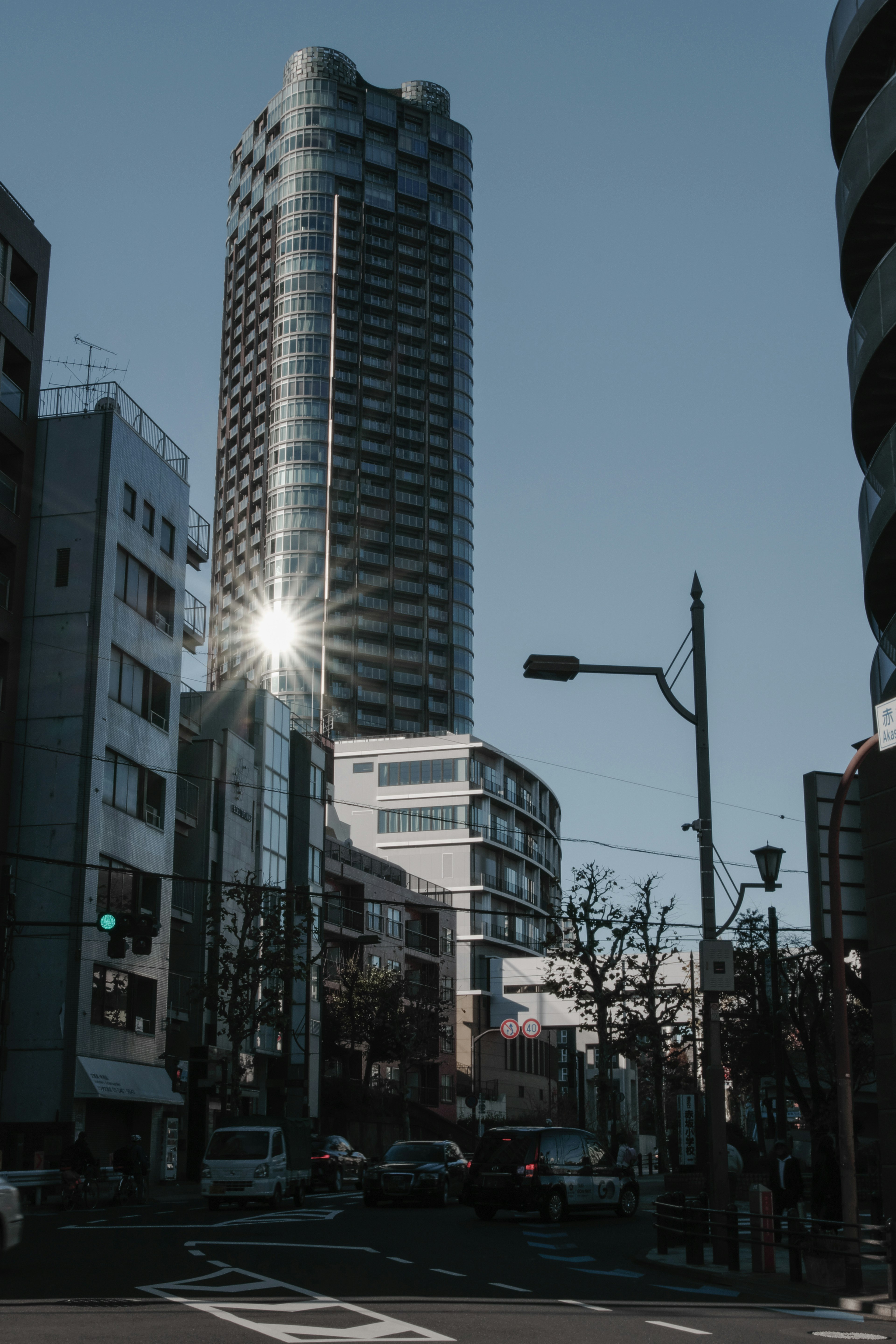 Städtische Landschaft mit einem Hochhaus, das unter einem blauen Himmel glänzt