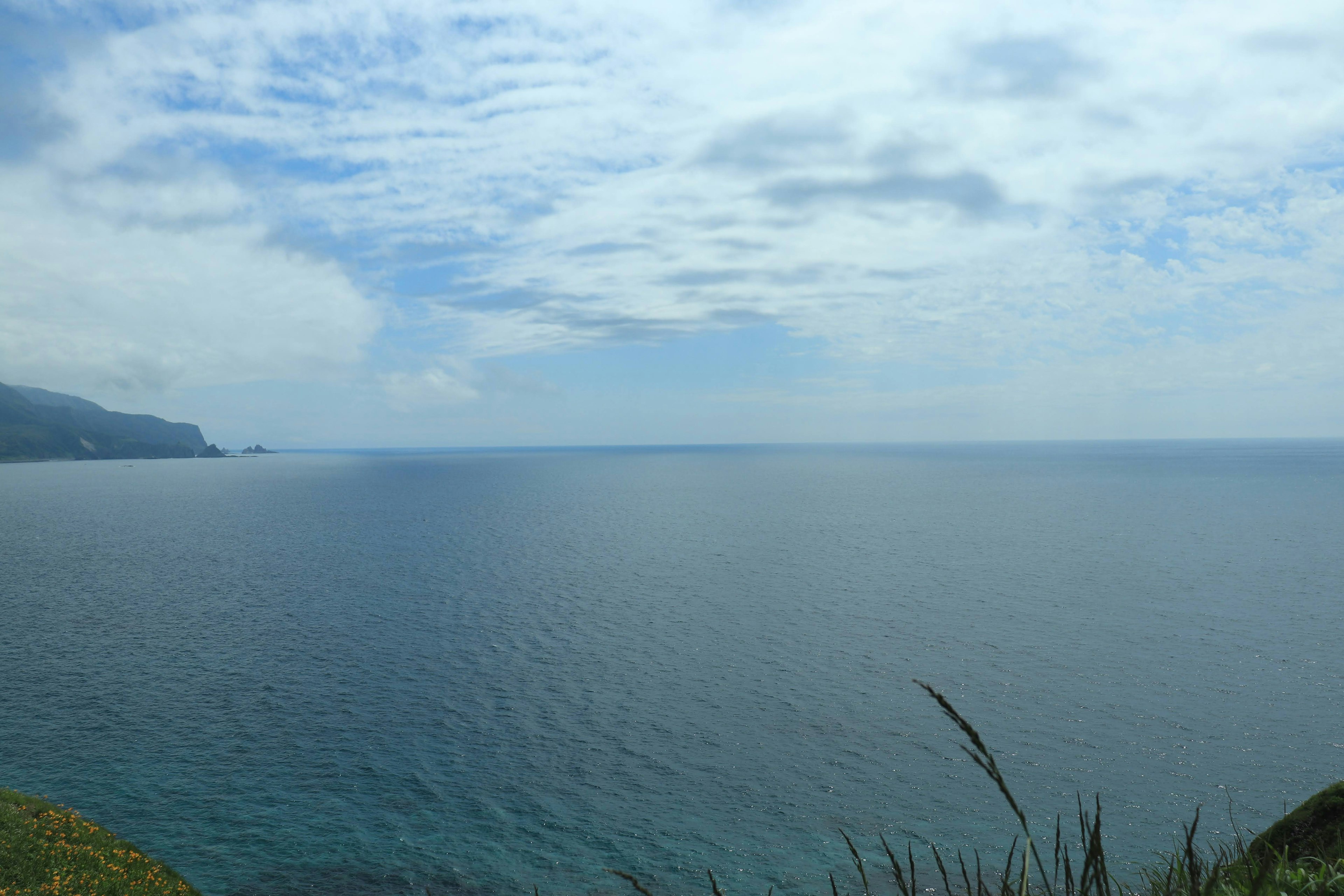 Ruhiges Meer und Himmel im Hintergrund mit schöner Landschaft