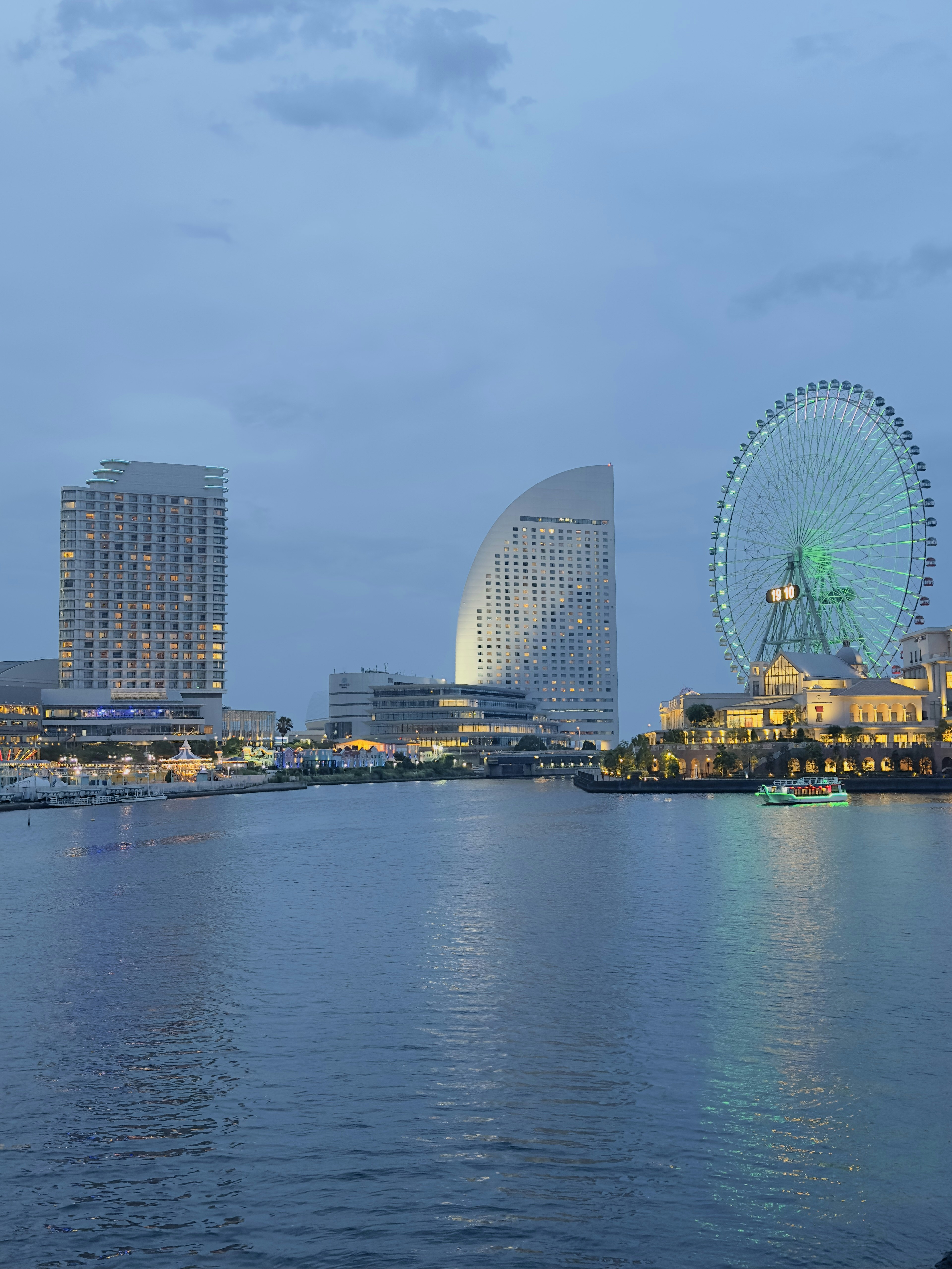 Pemandangan kota Yokohama saat senja dengan roda ferris dan gedung pencakar langit