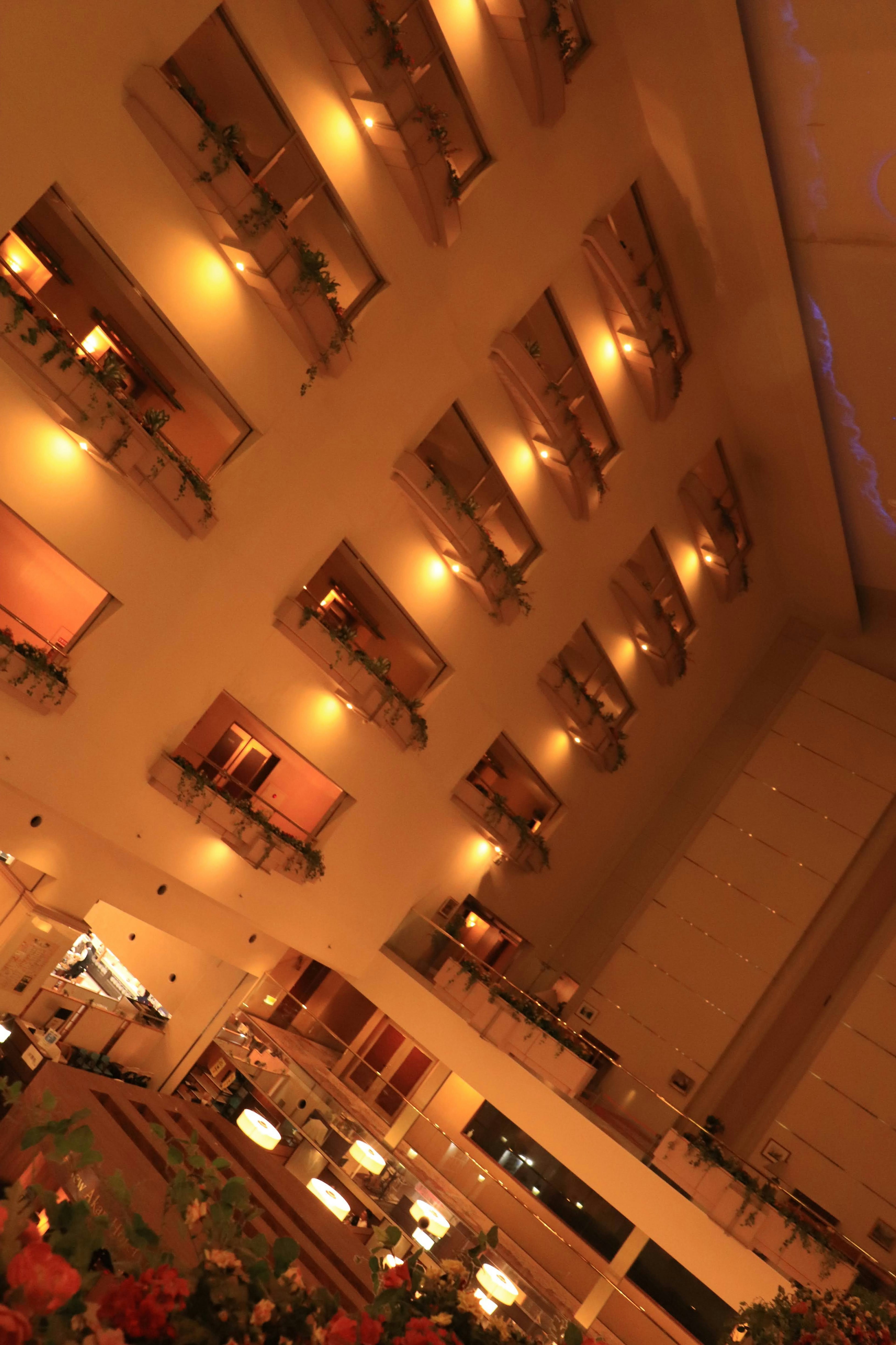 Lobby elegante con iluminación cálida y balcones en un atrio