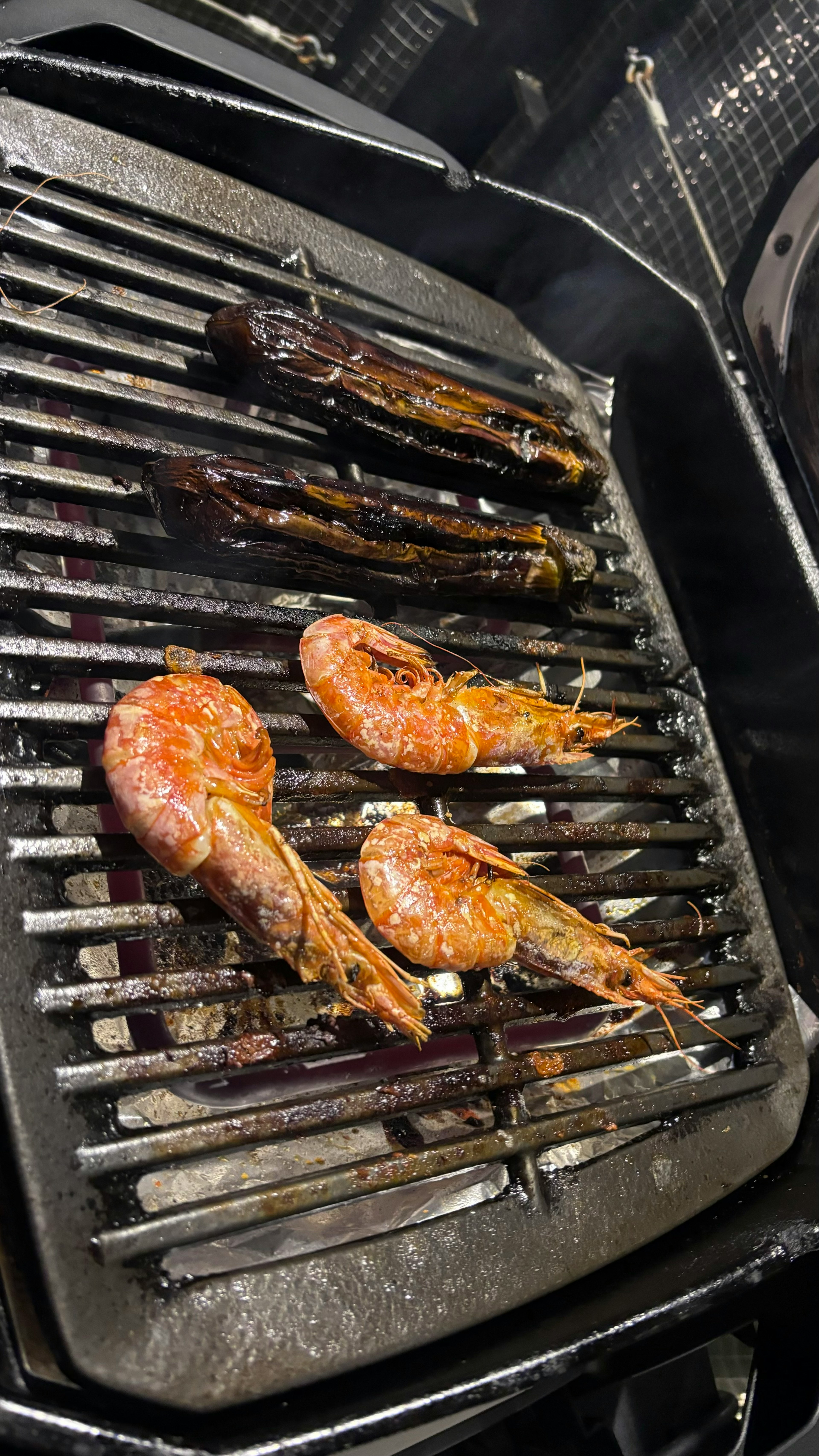 グリルで焼かれているエビと野菜の盛り合わせ