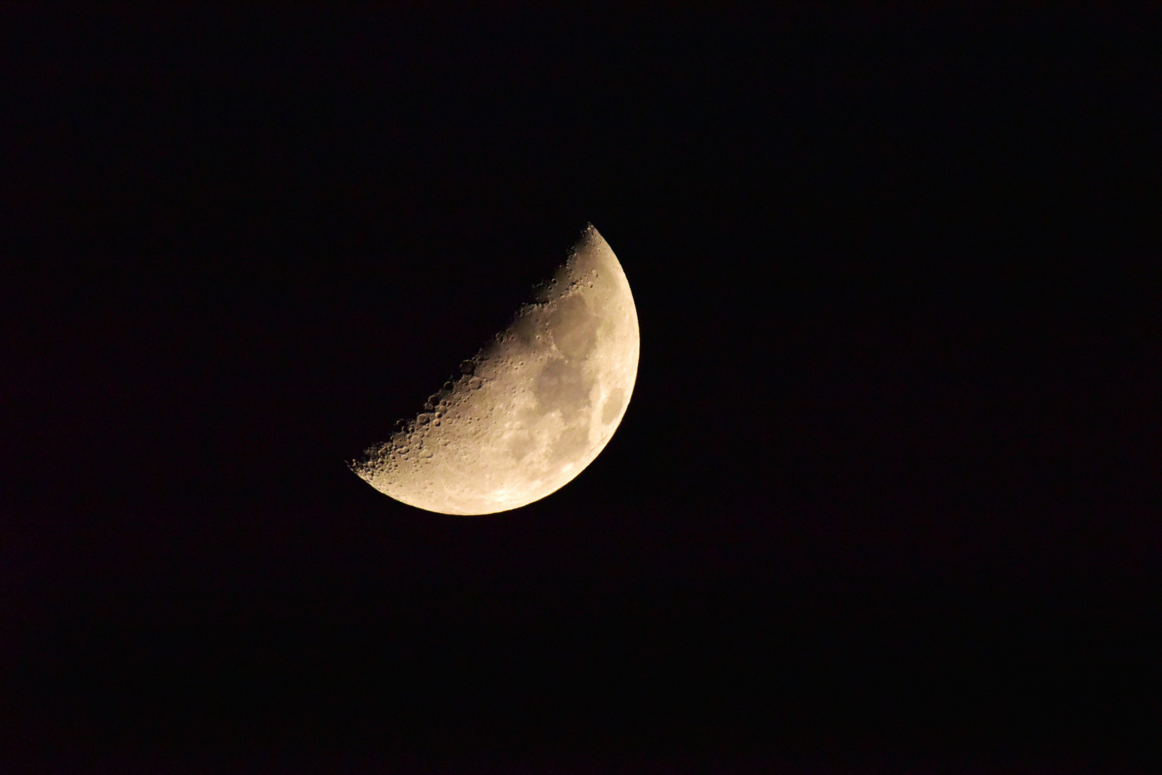 Hermosa luna creciente en el cielo nocturno