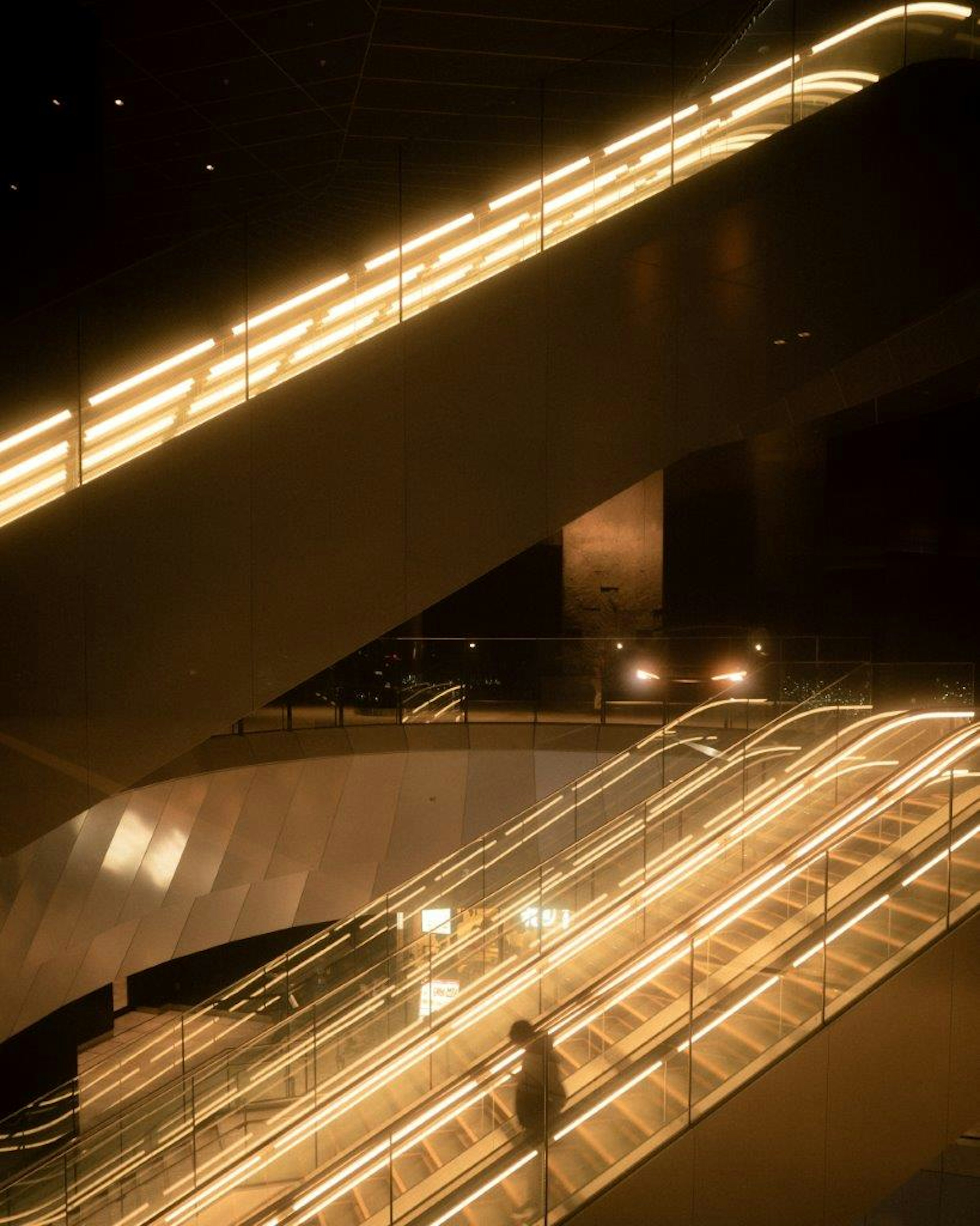 Fließende Lichtlinien entlang der Treppe mit einer Silhouette