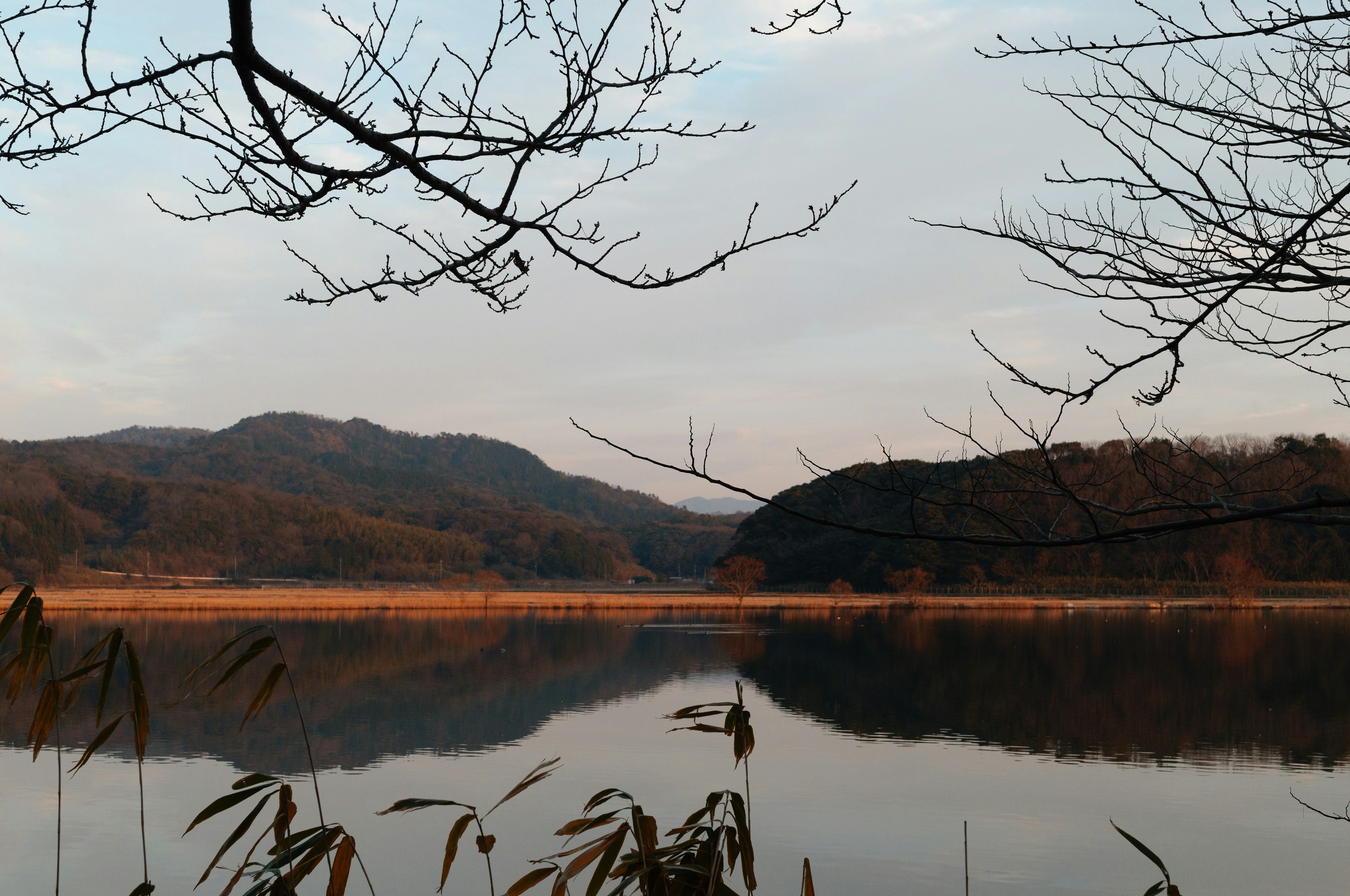 Danau tenang yang memantulkan gunung sekitarnya