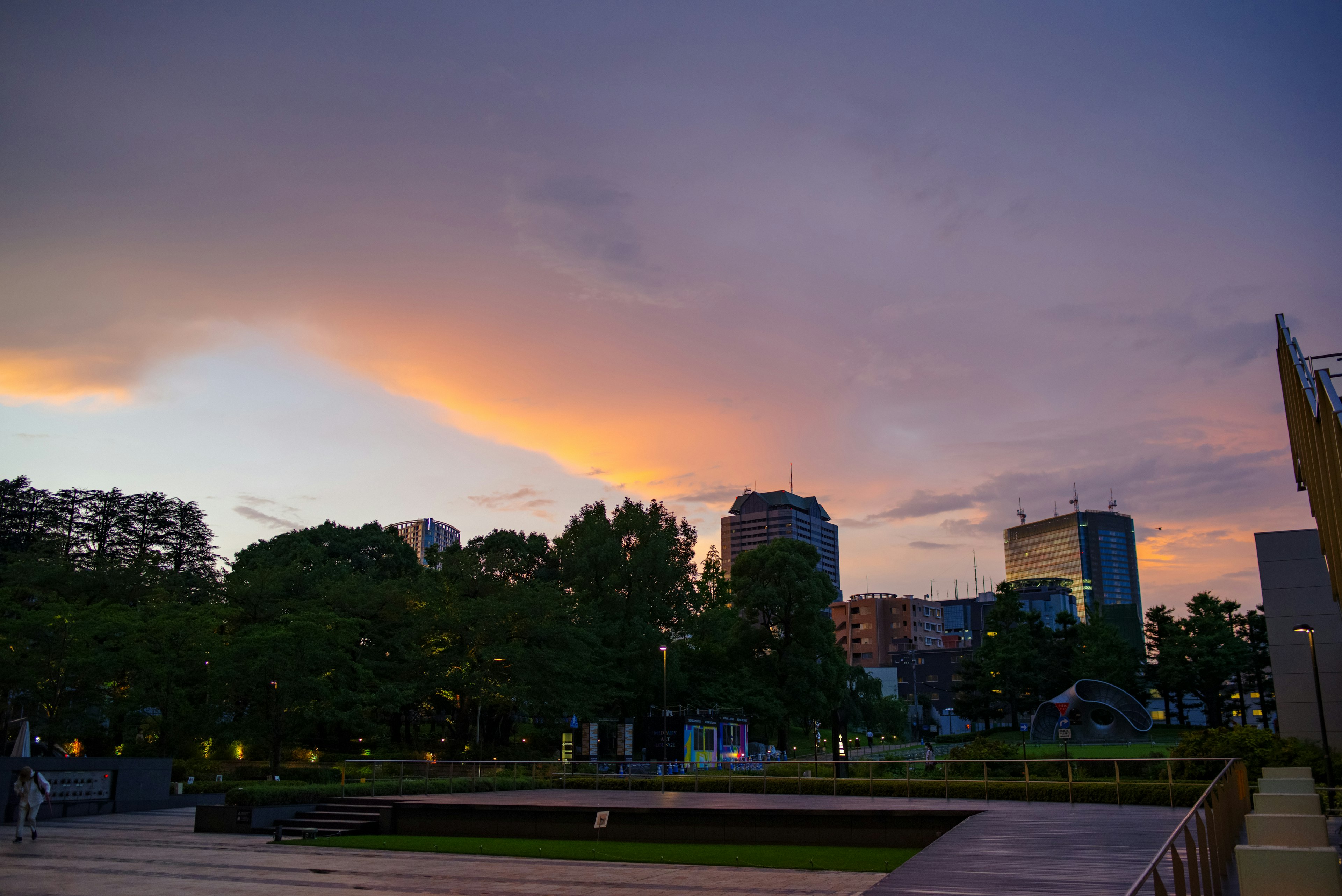 夕暮れ時の都市風景と色とりどりの空