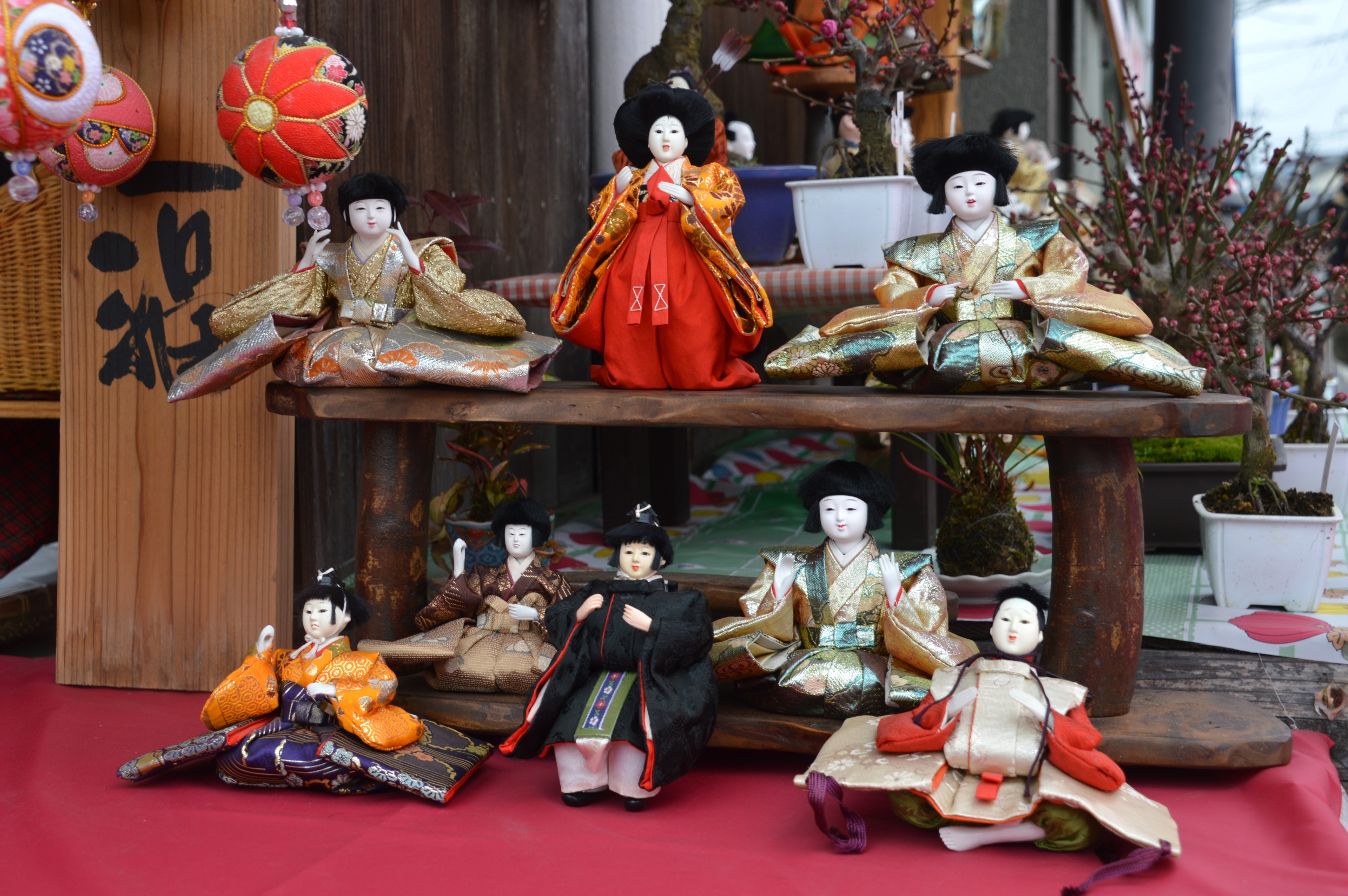 Tradizionali bambole hina esposte per il festival Hinamatsuri