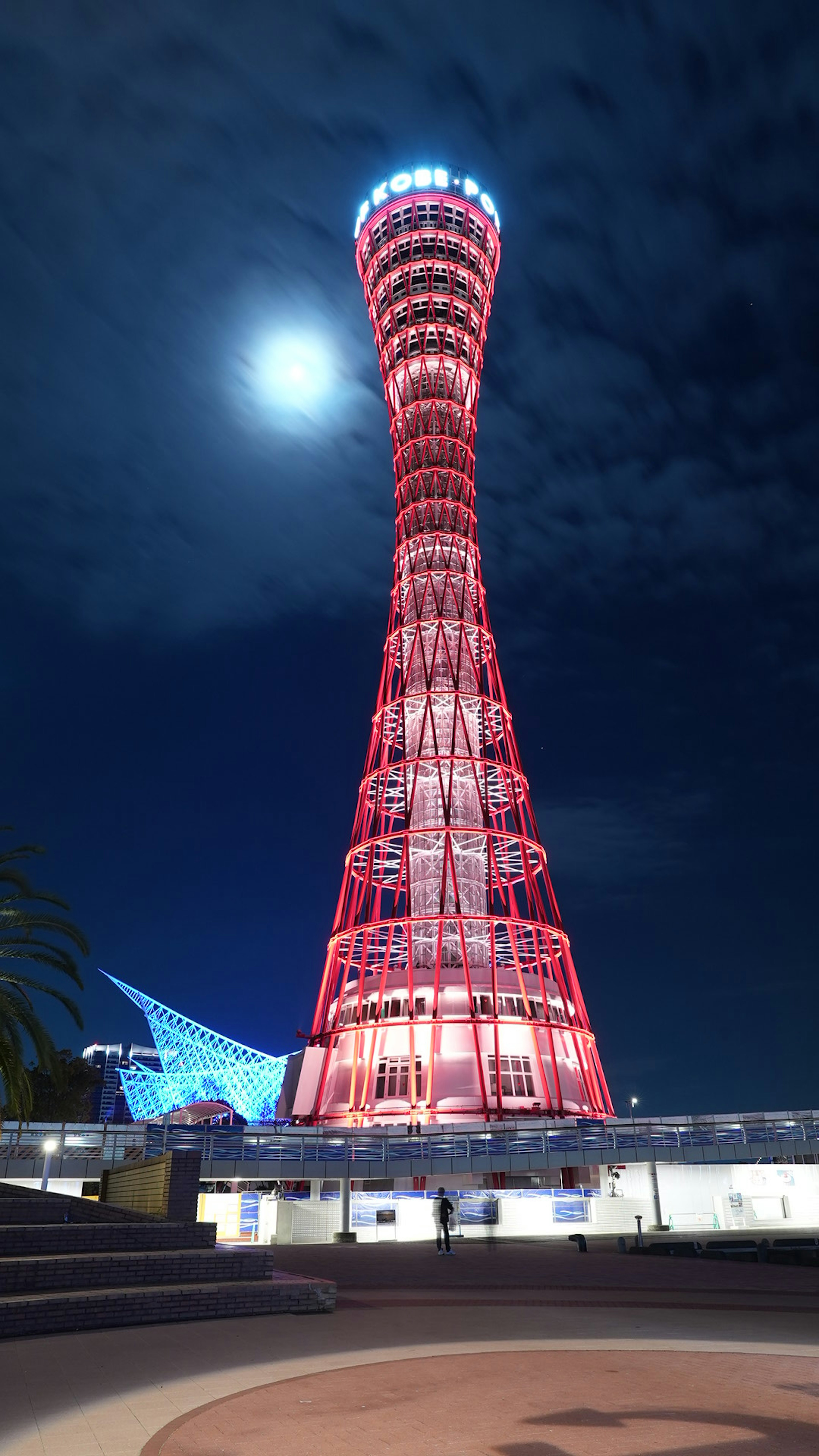 Der Kobe Port Tower in Rot beleuchtet vor dem Nachthimmel