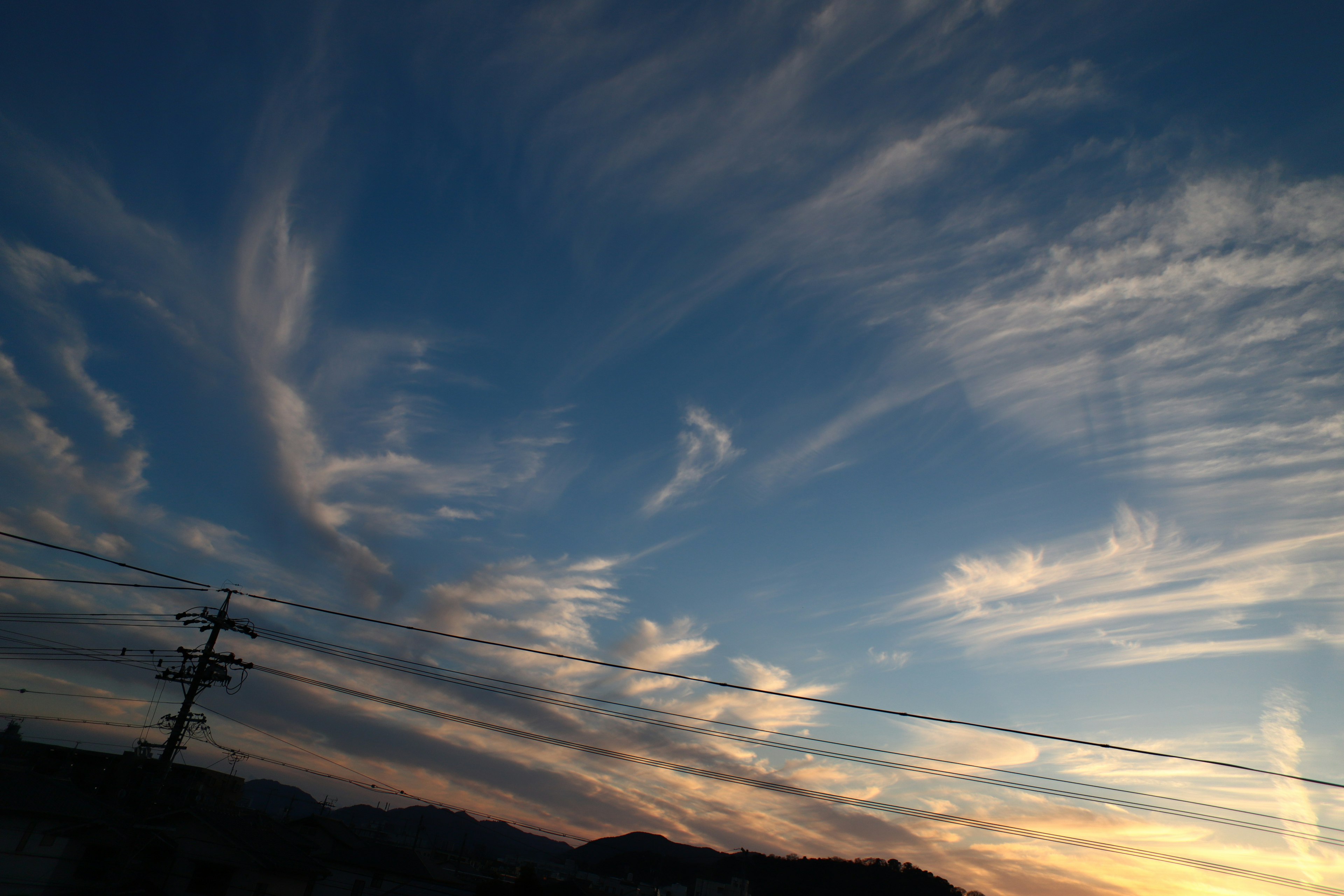 Ein schöner Sonnenuntergangshimmel mit Wolken und blauen Farbtönen