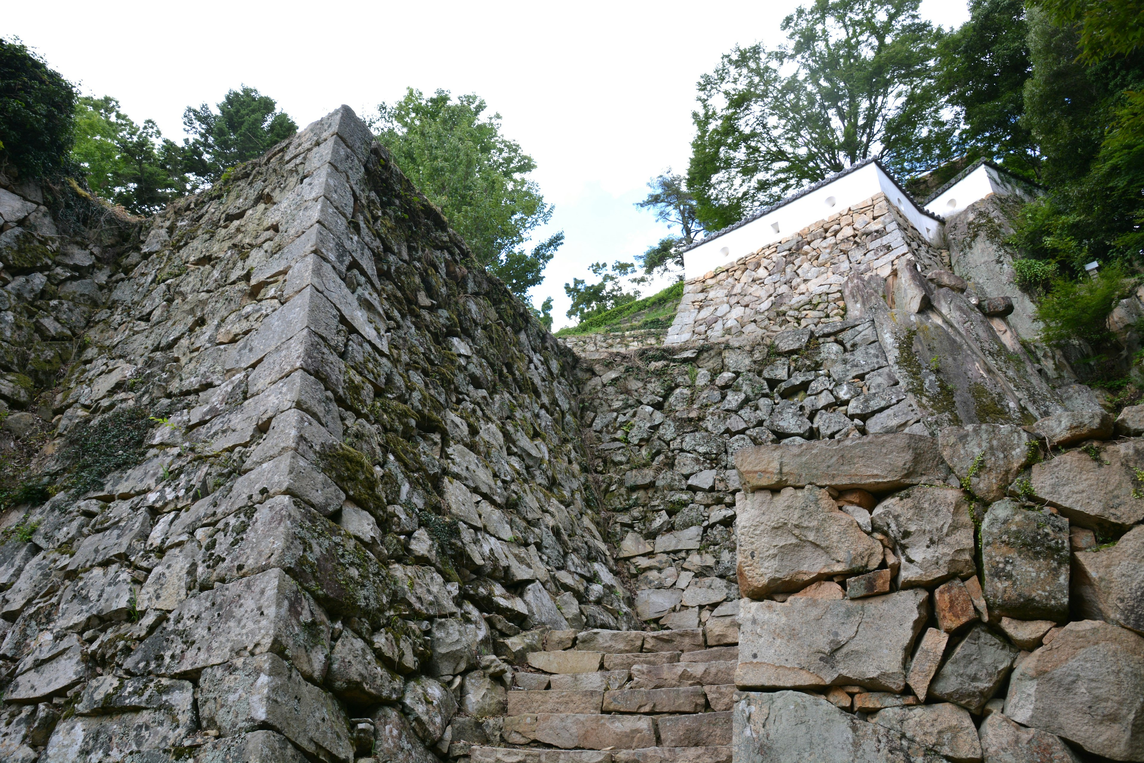 Rovine di un antico castello in pietra con scale e muri