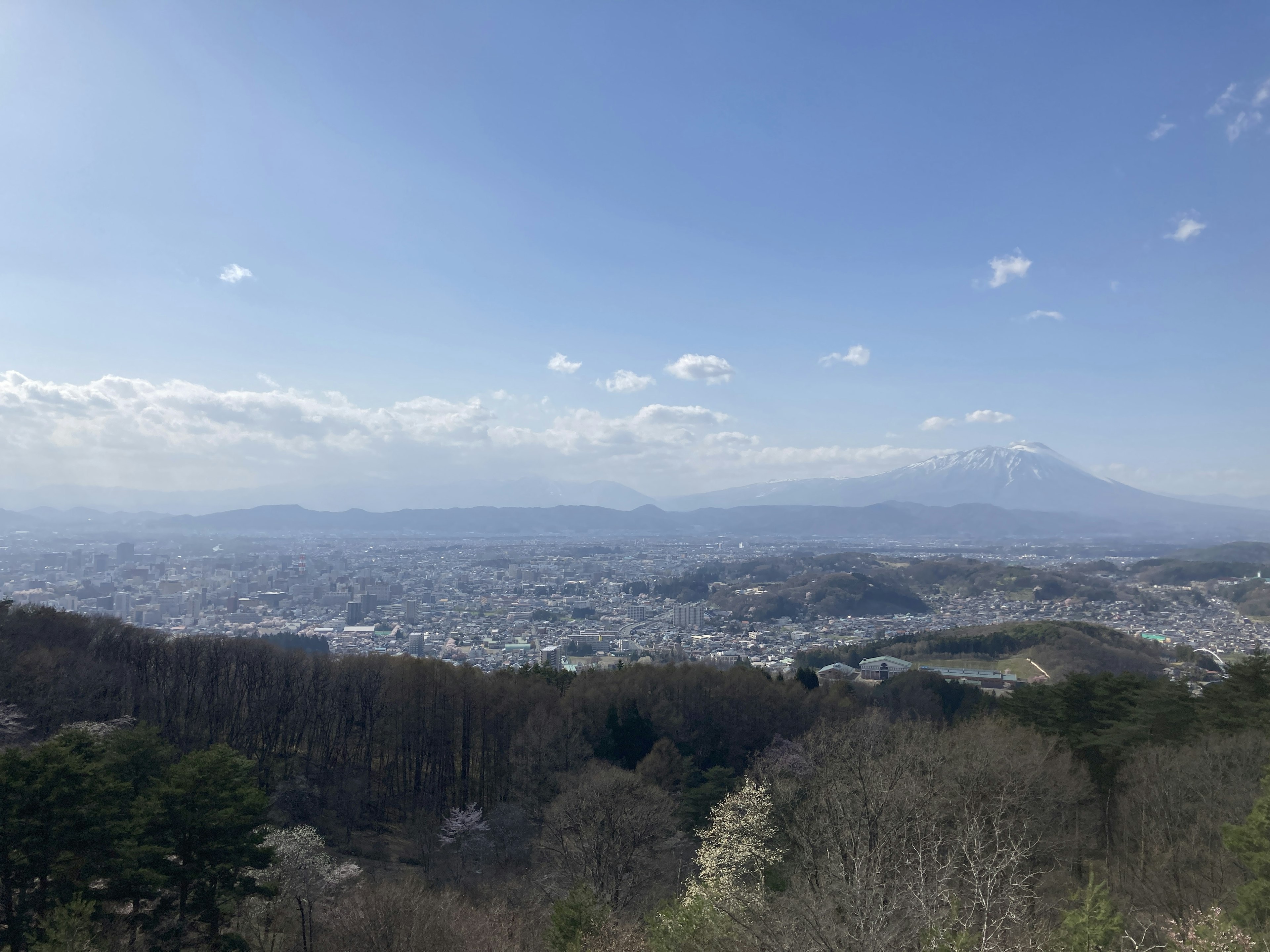 Vista escénica de montañas y paisaje urbano