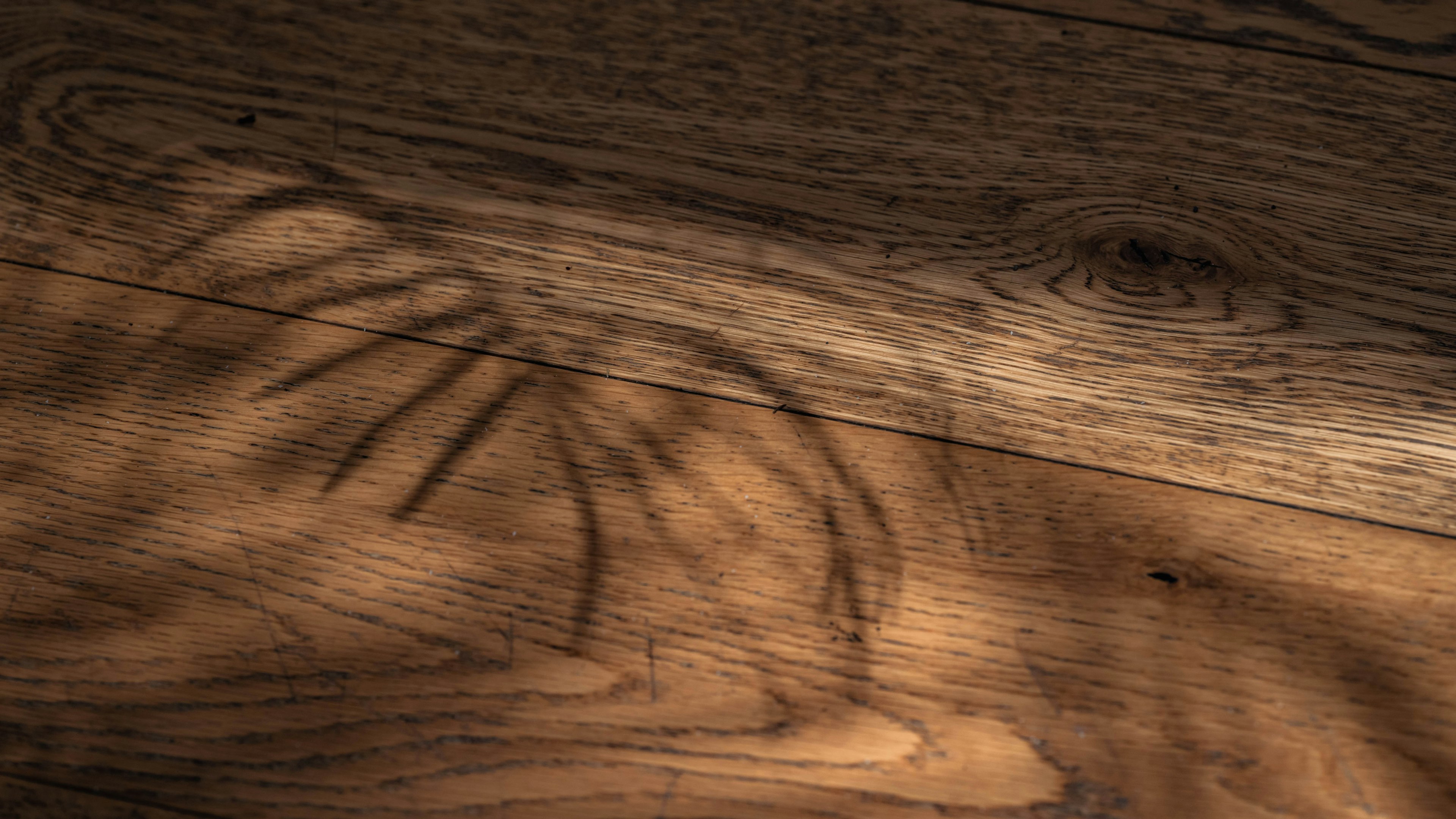 Motivi di ombra e texture sul pavimento in legno