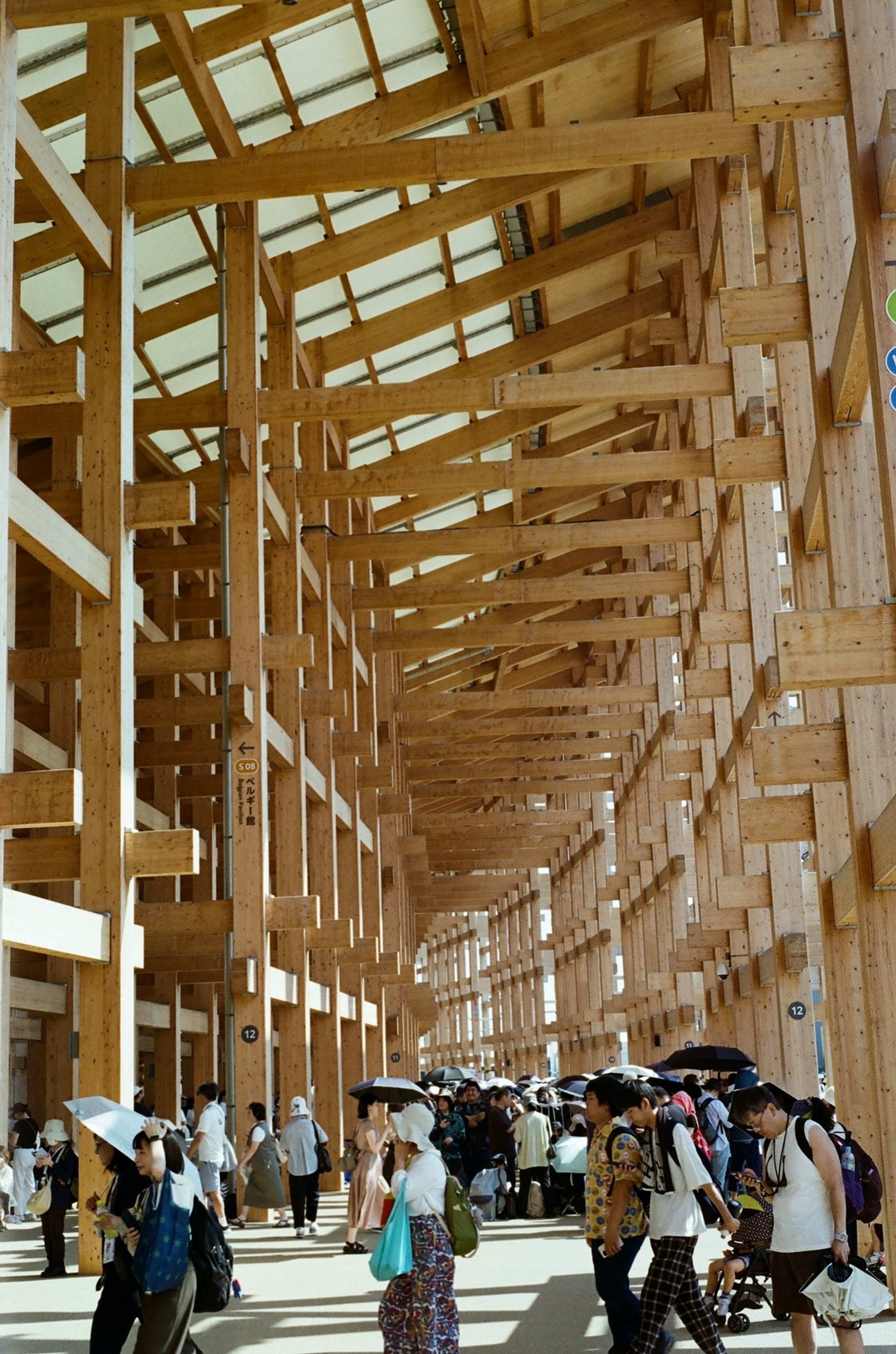 人群在展示傳統日本建築設計的木結構內部