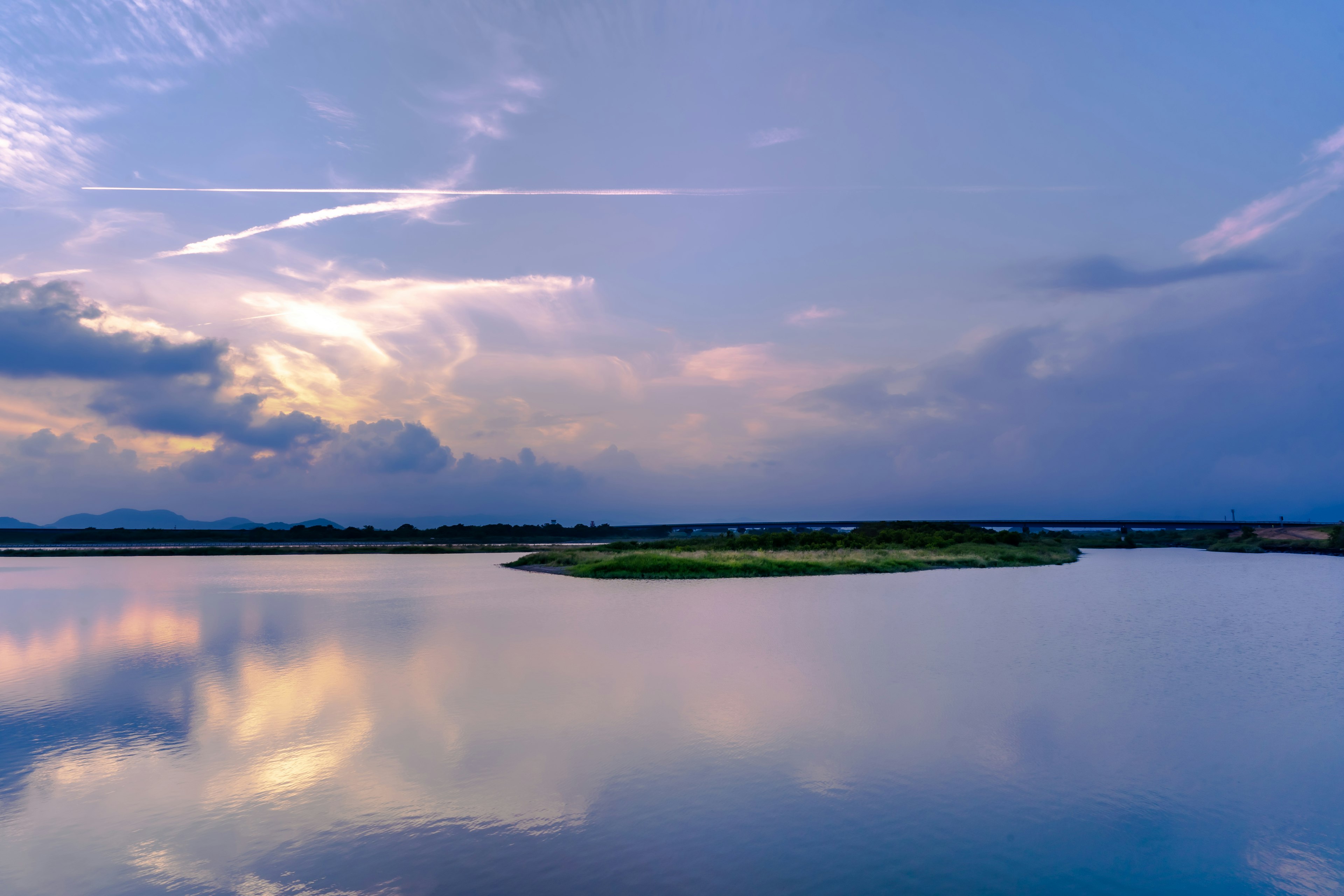 静かな湖の風景と美しい雲の反射