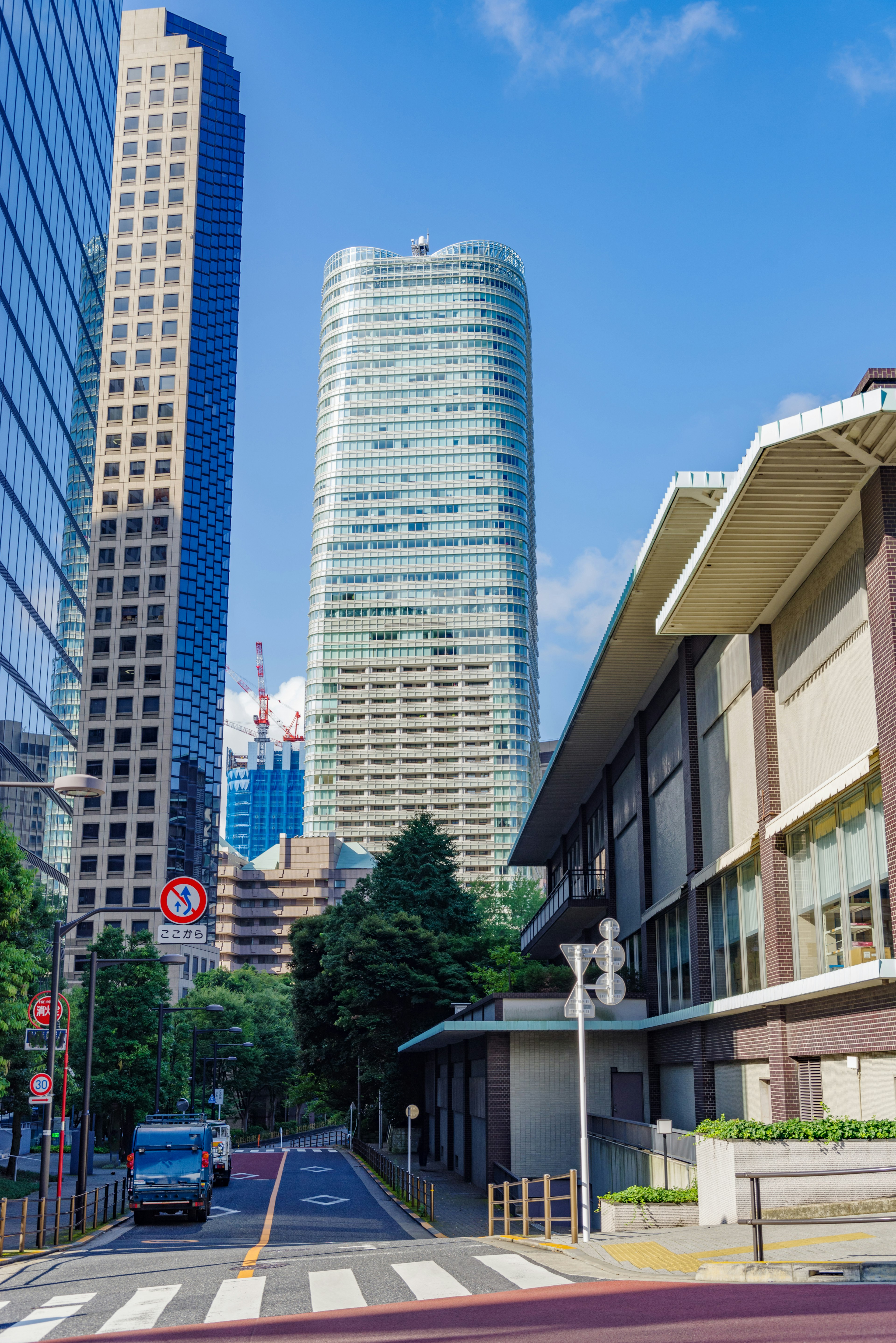 Pemandangan kota dengan gedung pencakar langit dan langit biru