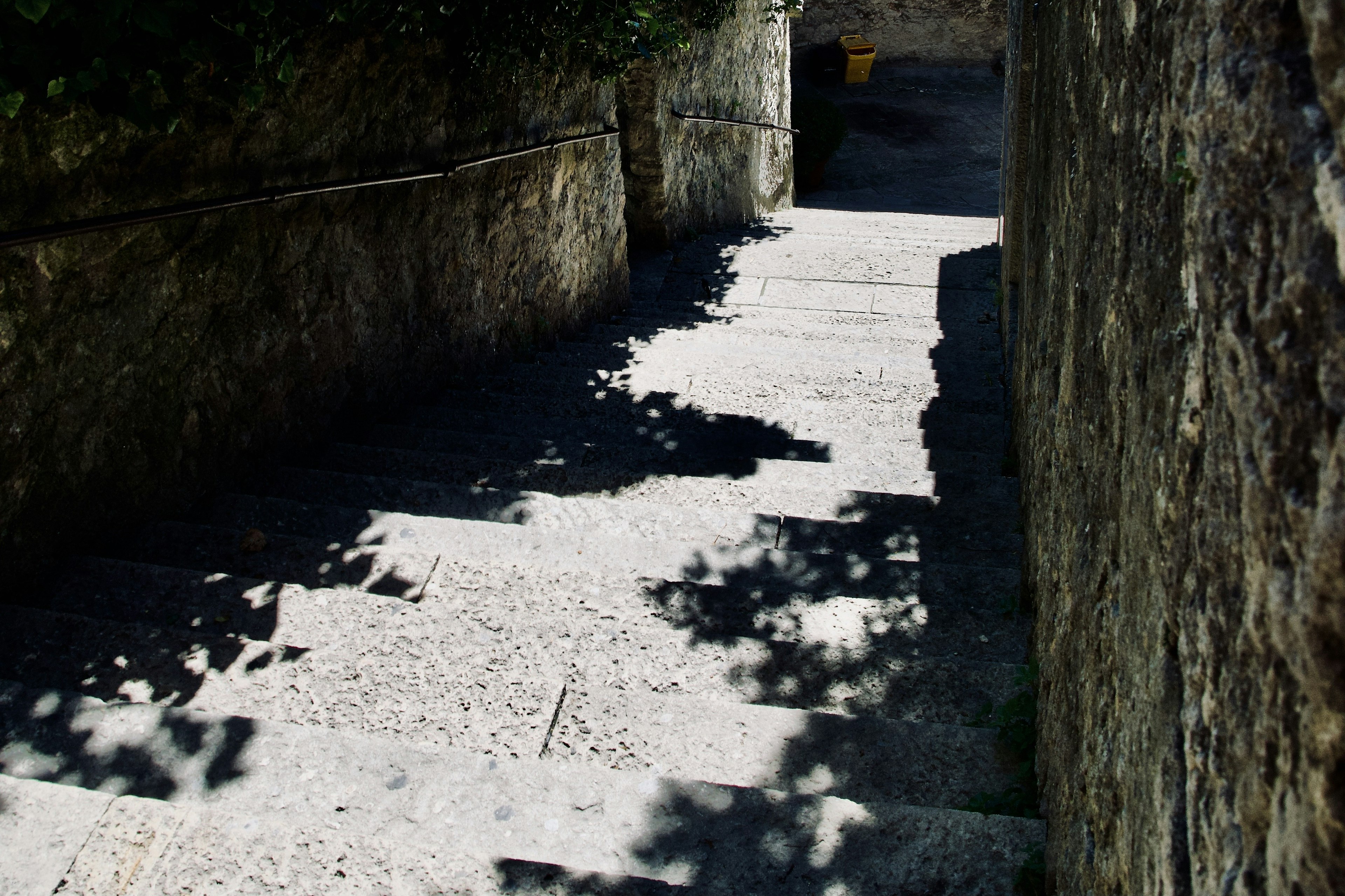 Escalera de piedra con sombras y luz