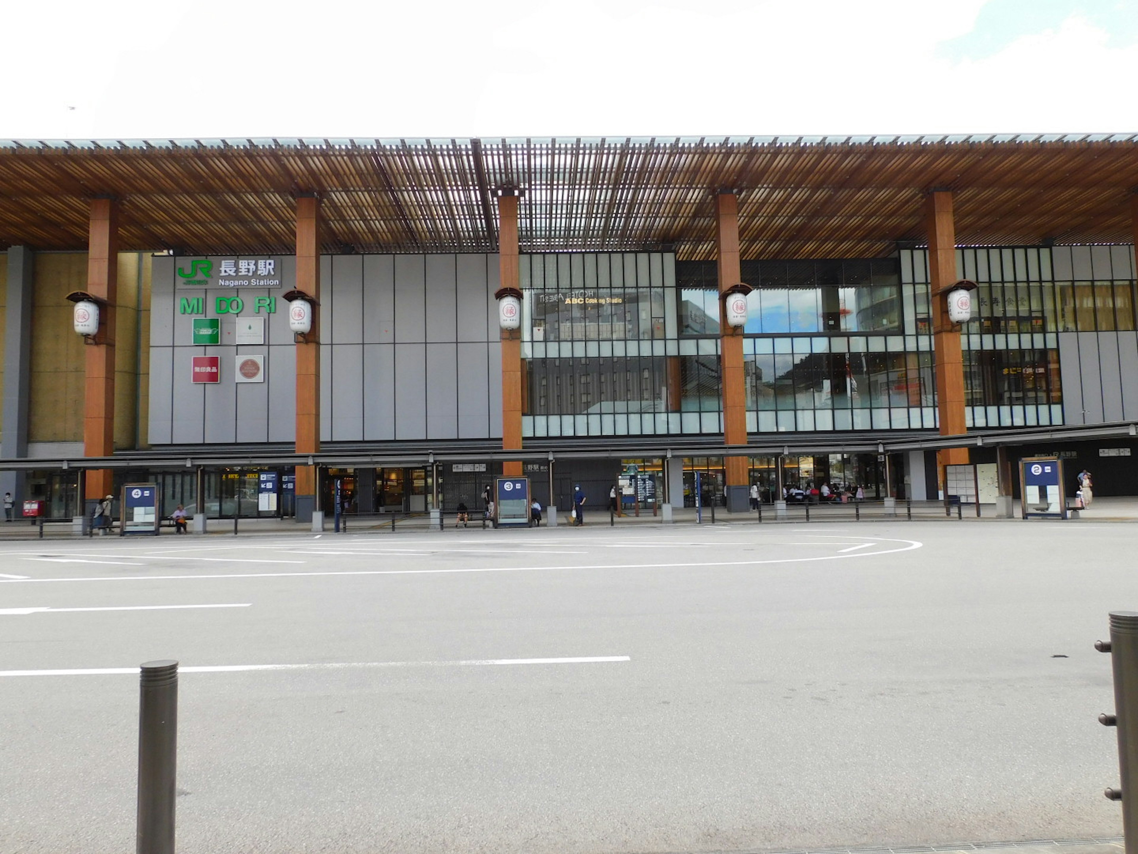 Bâtiment de gare moderne avec design en bois et grandes fenêtres en verre