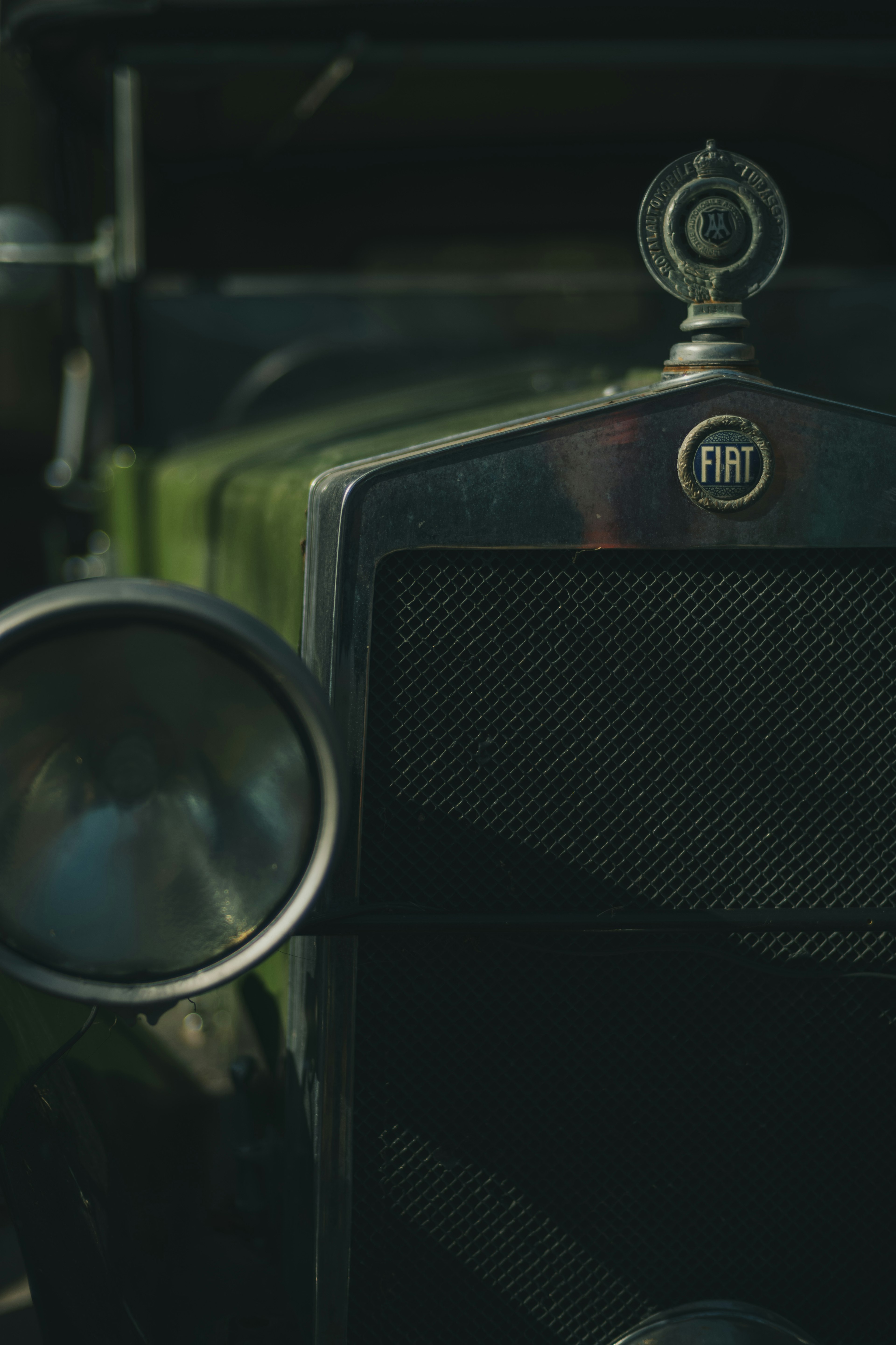 Vista frontal de un coche Fiat vintage que muestra el emblema y la parrilla