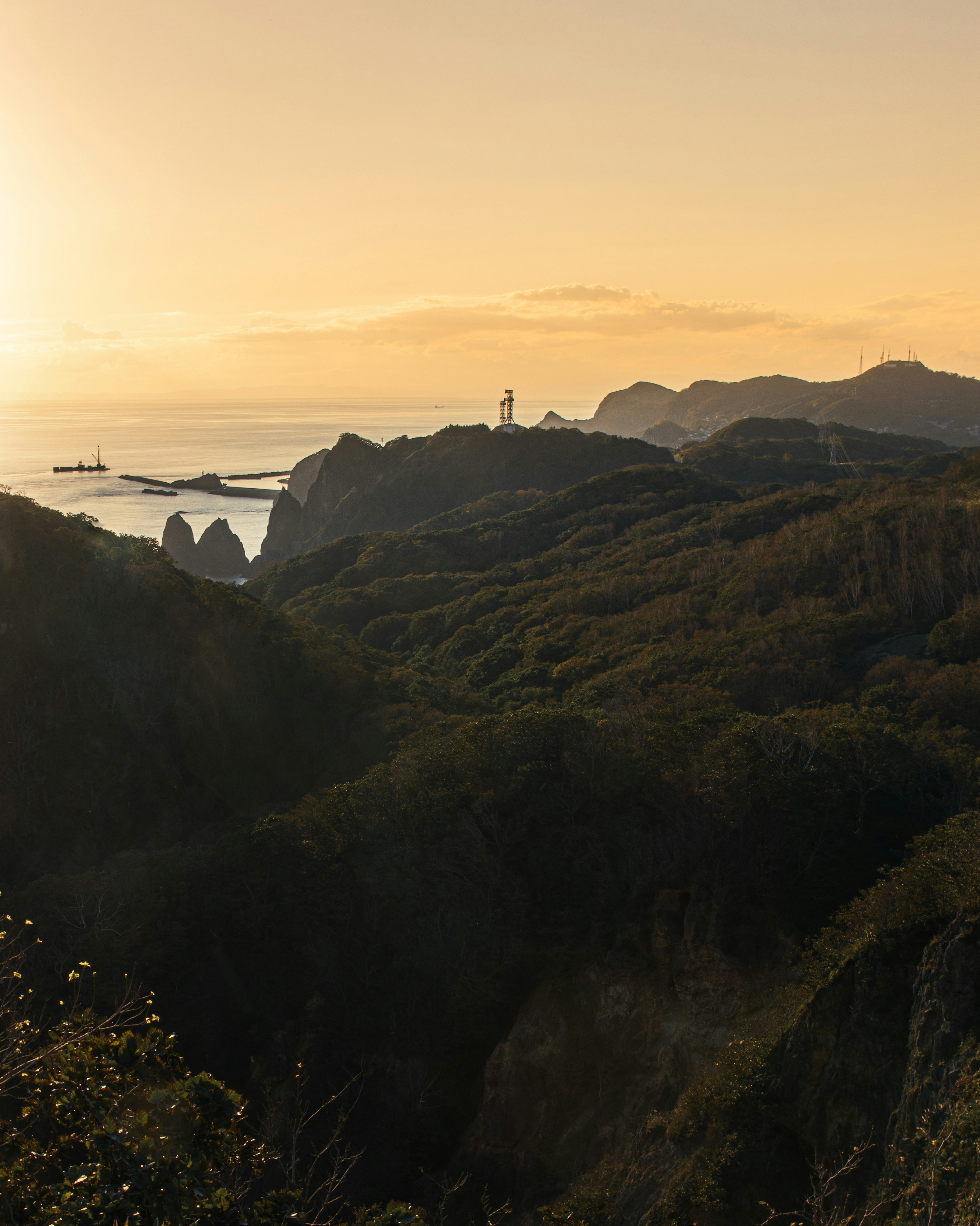 夕陽照亮的海岸線和燈塔的美麗風景