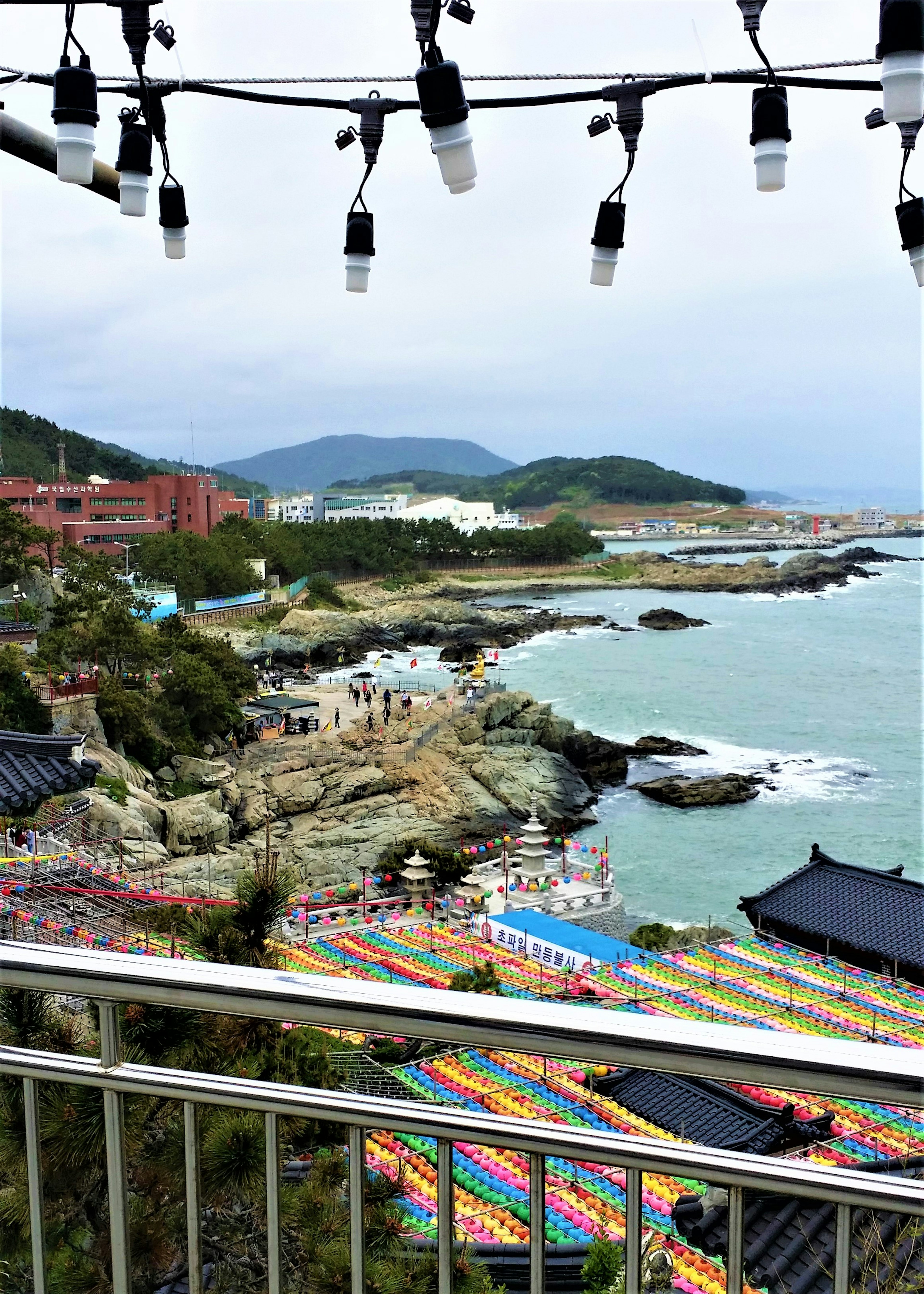 海岸の風景とカラフルなパラソルが並ぶビーチ