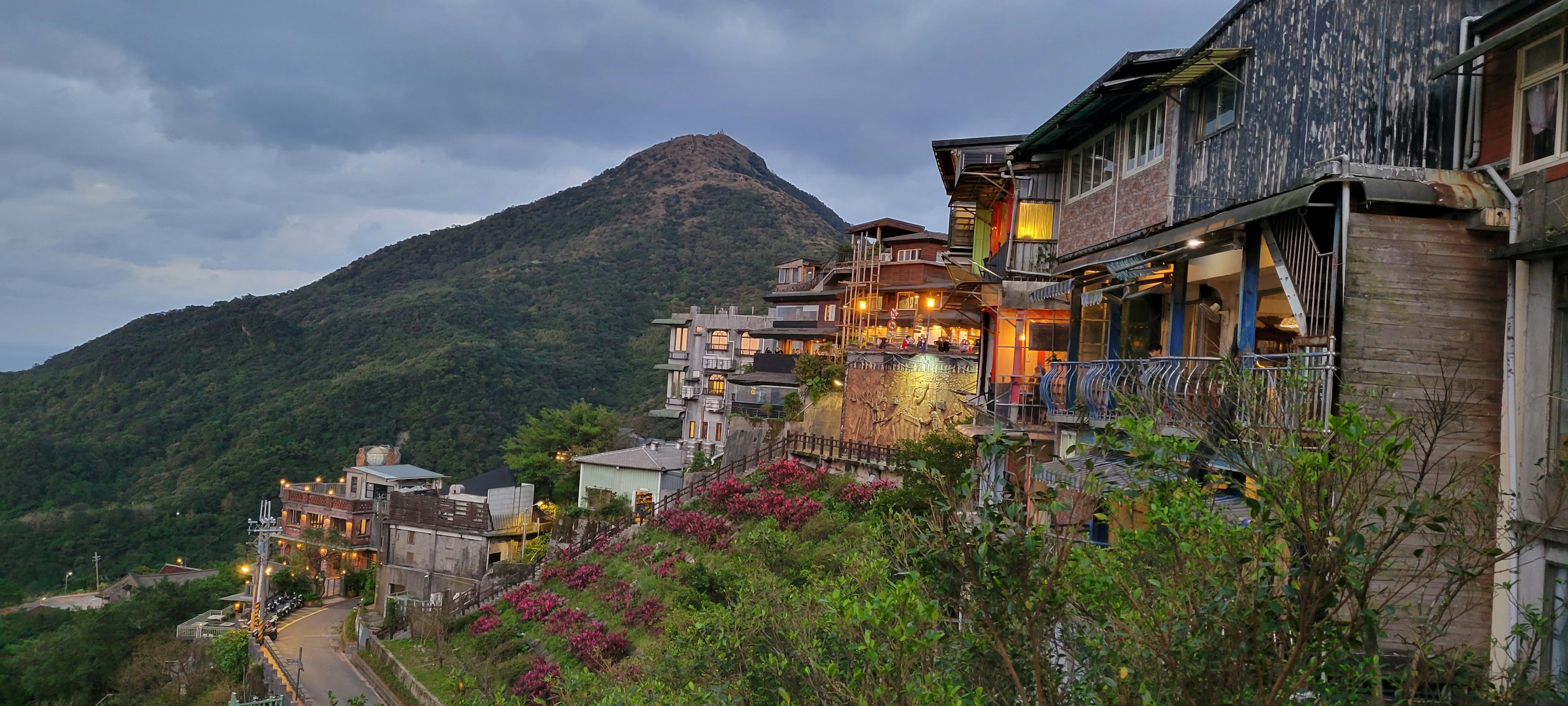 Paisaje de un pueblo pintoresco con edificios coloridos frente a una montaña