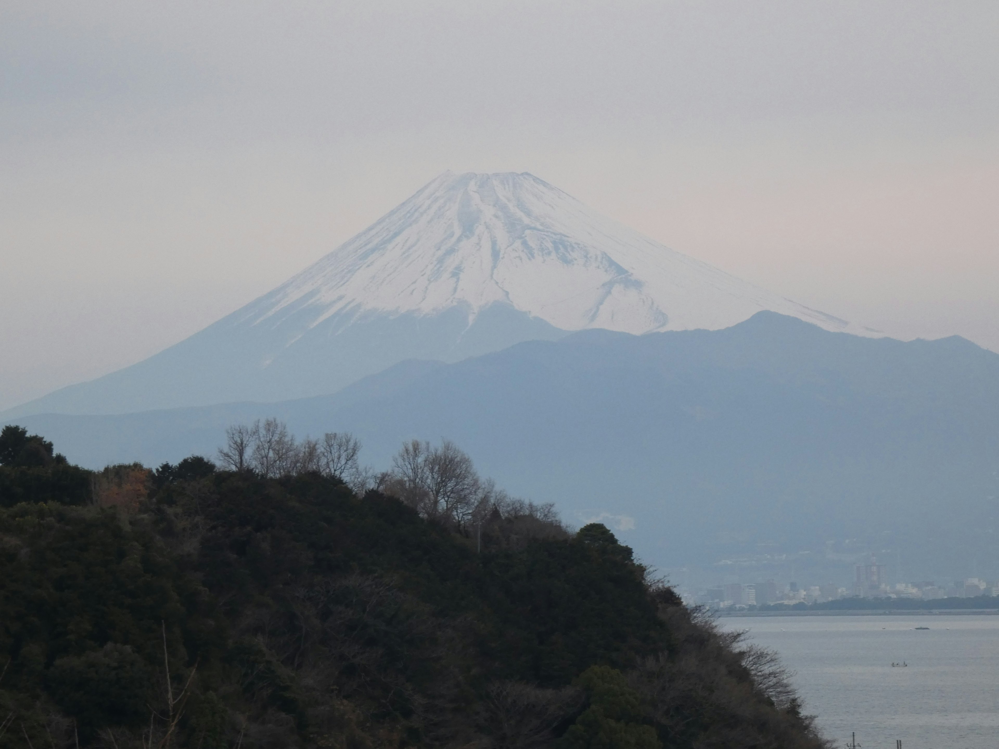 Vista del monte Fuji con un pico nevado