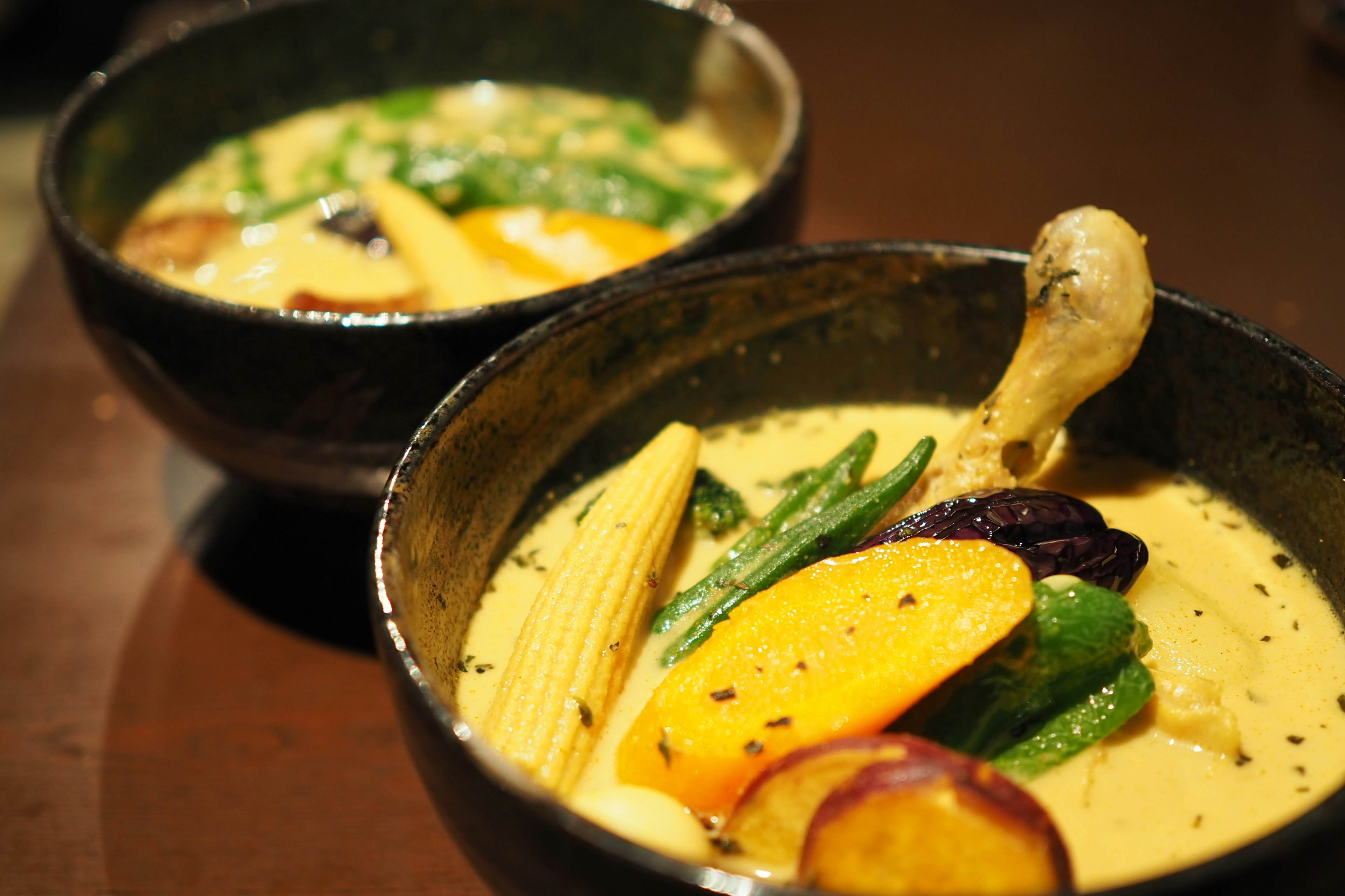 Tazones de sopa de curry picante con verduras coloridas y pollo