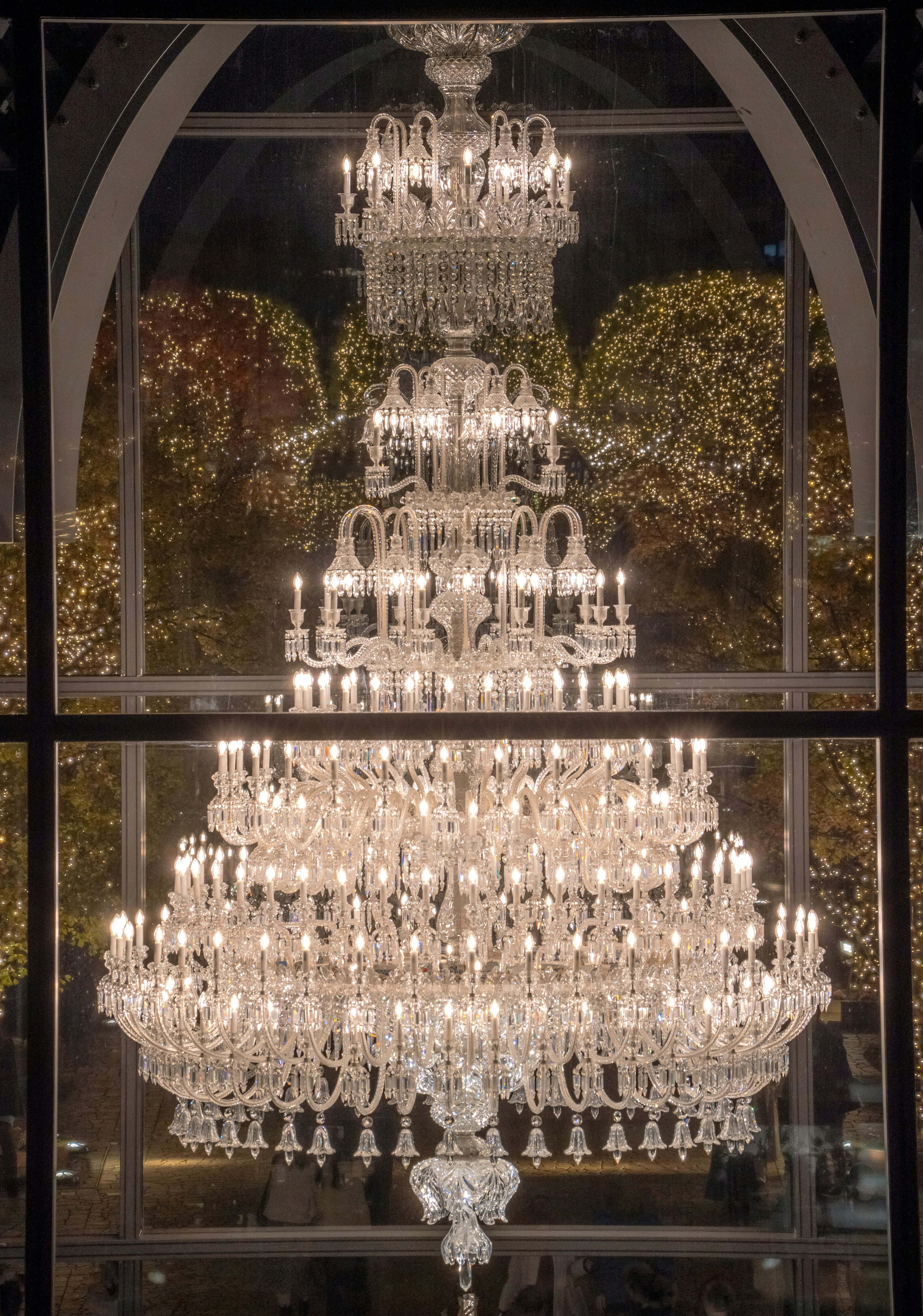 Un impresionante candelabro de cristal brillando a través de una ventana