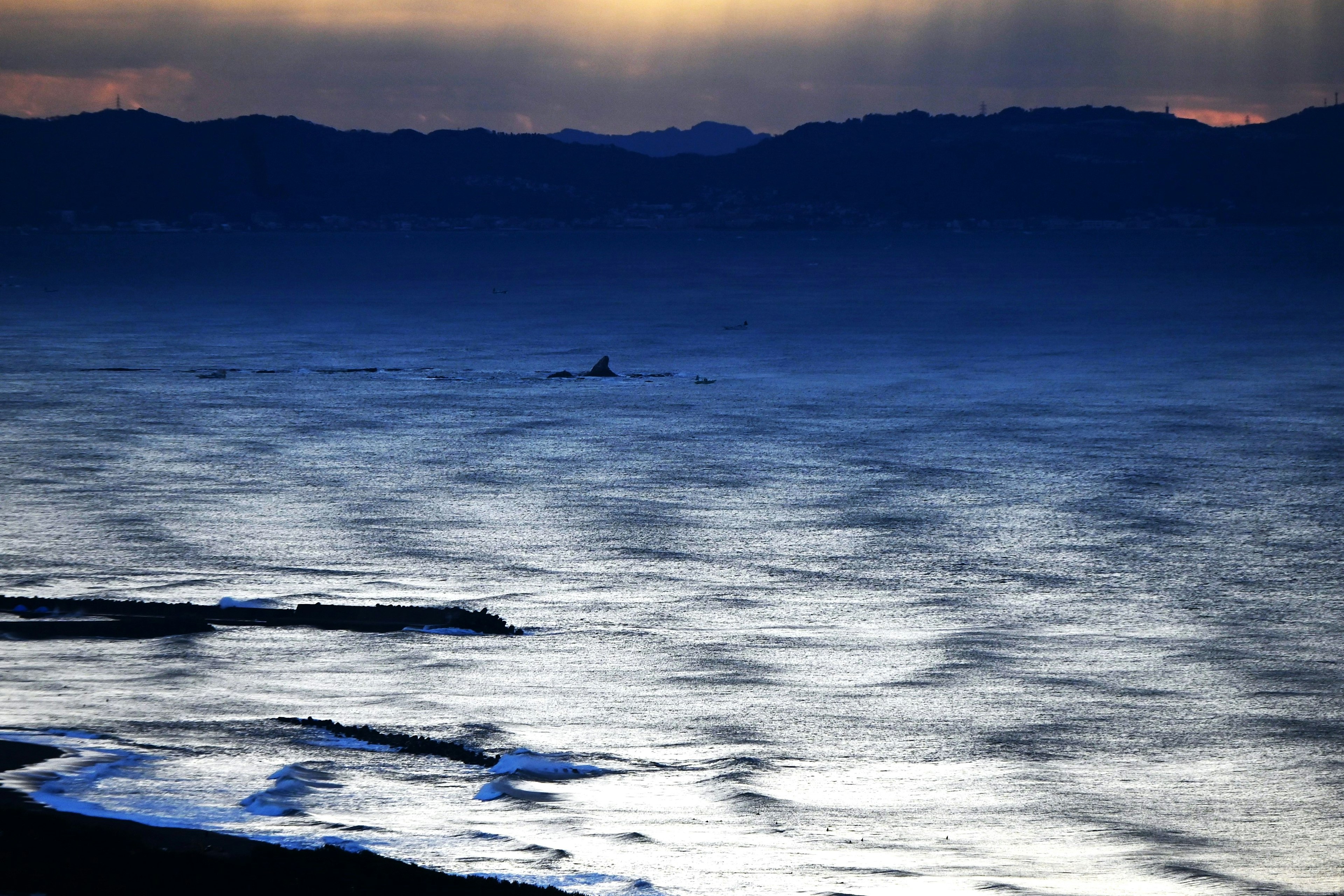 Océan vaste avec des reflets de vagues bleues douce lumière du crépuscule