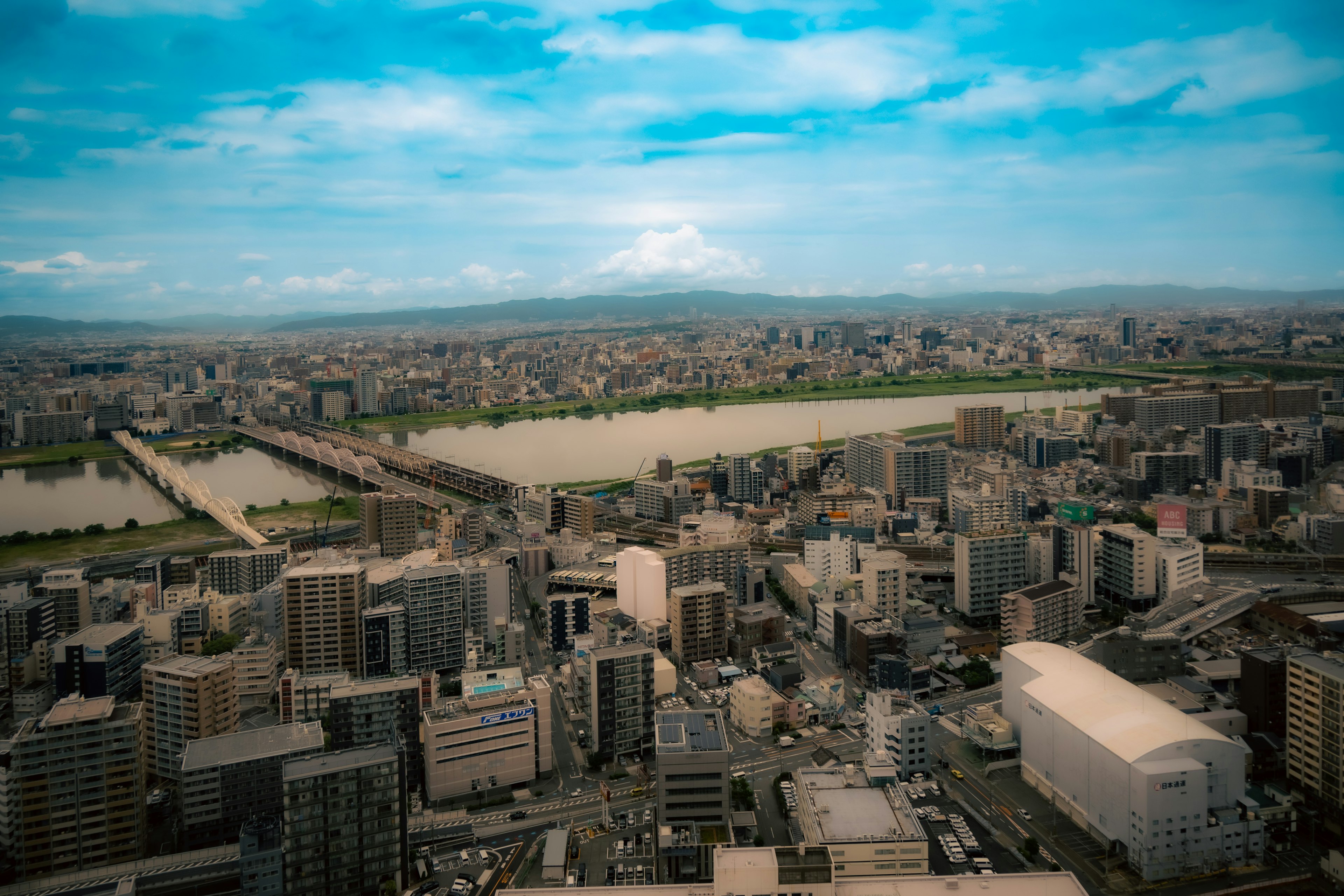 Vista panorámica de un horizonte urbano con un río desde un edificio alto