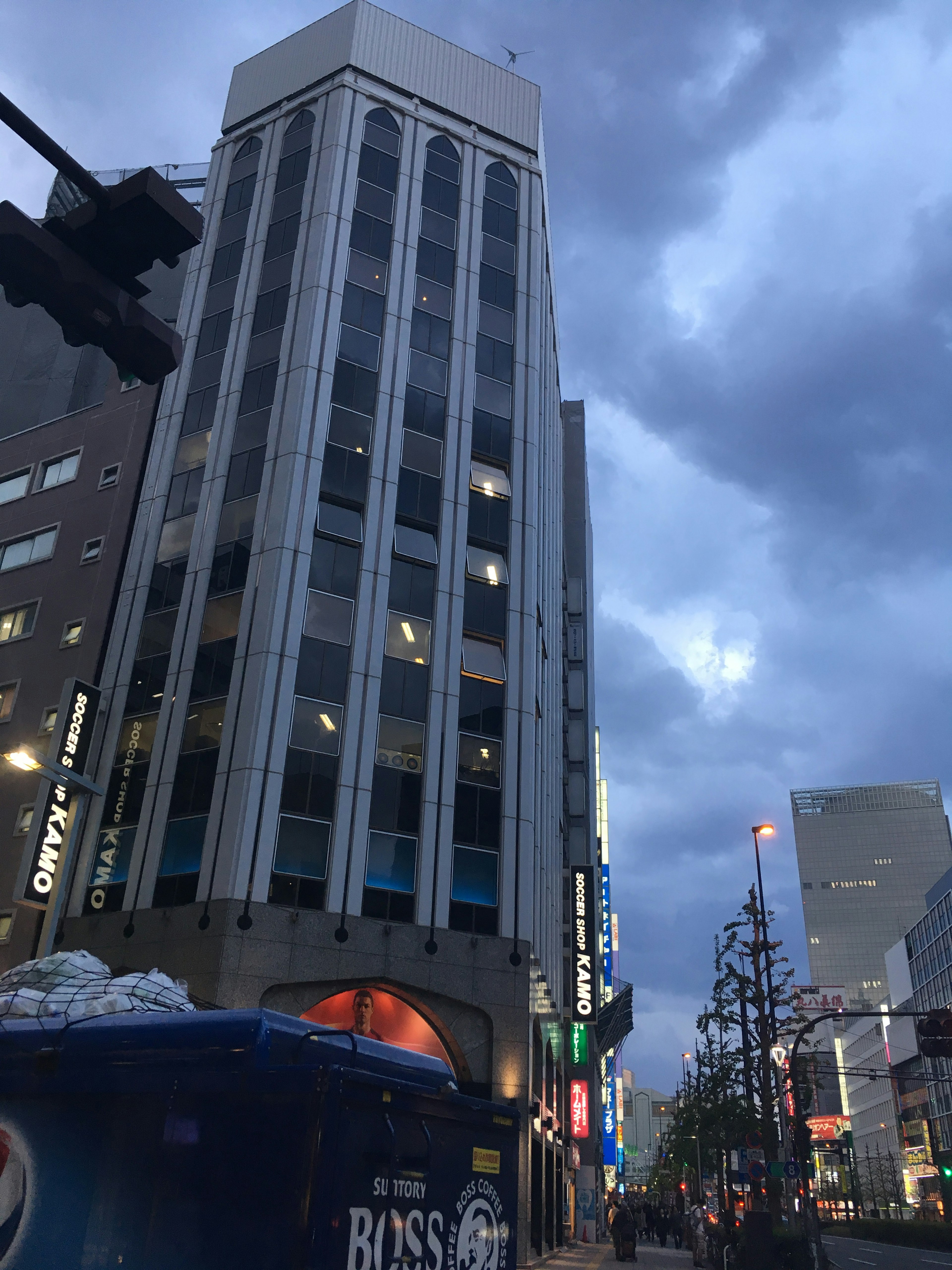 高層ビルと暗い空の風景