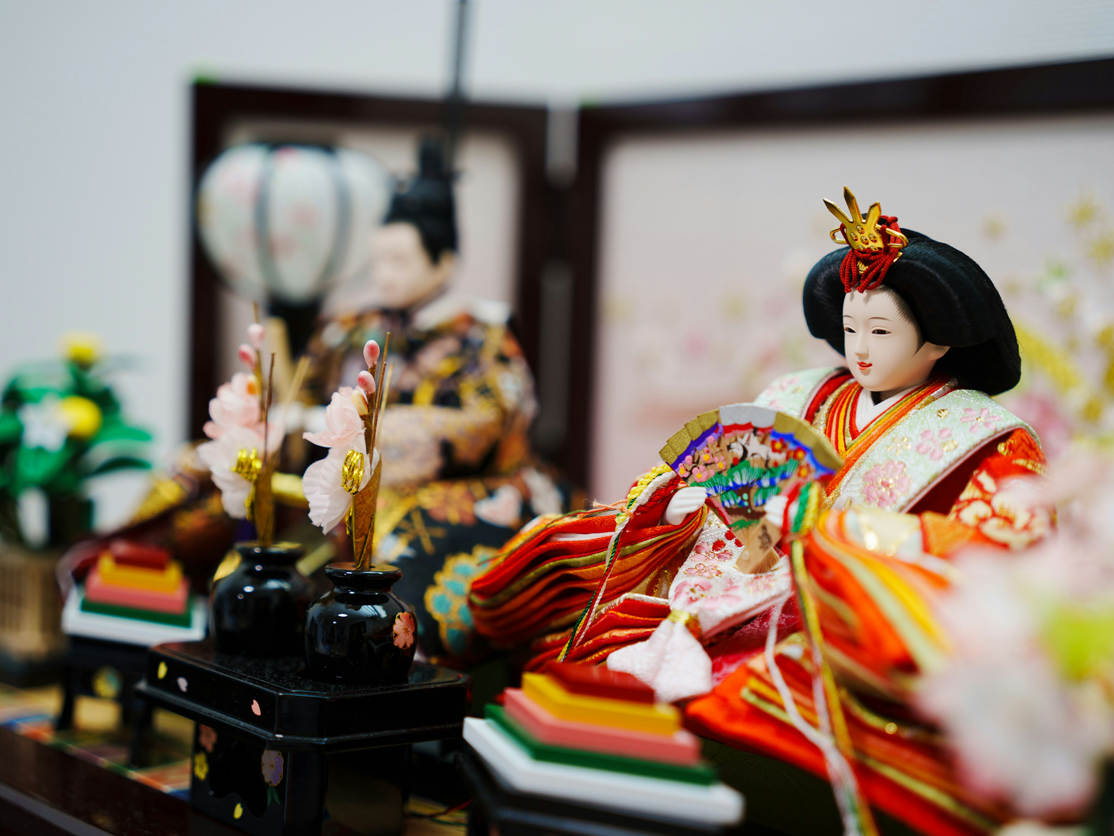 Poupées hina japonaises traditionnelles exposées dans des vêtements colorés