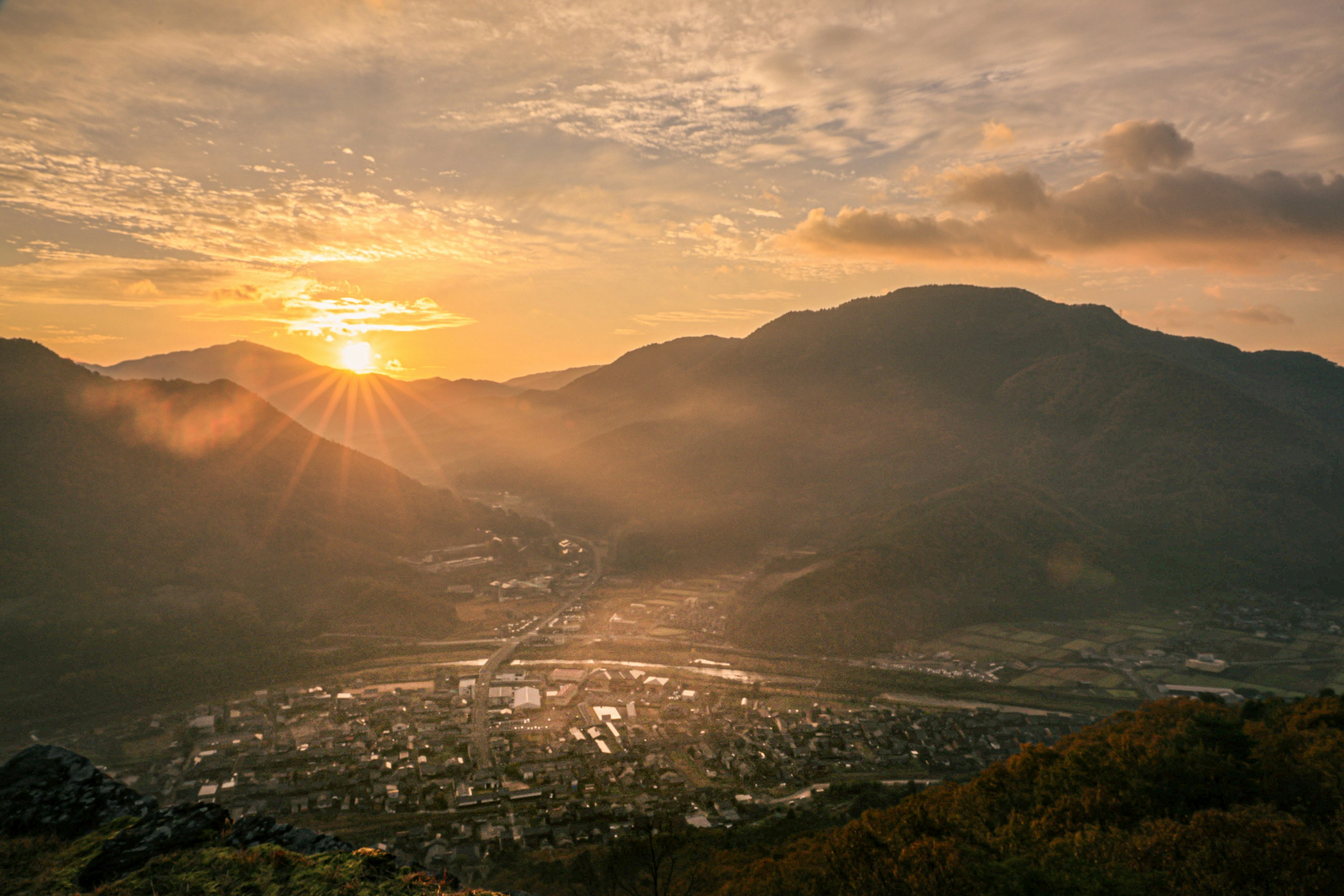 山々と街が見える夕日の風景