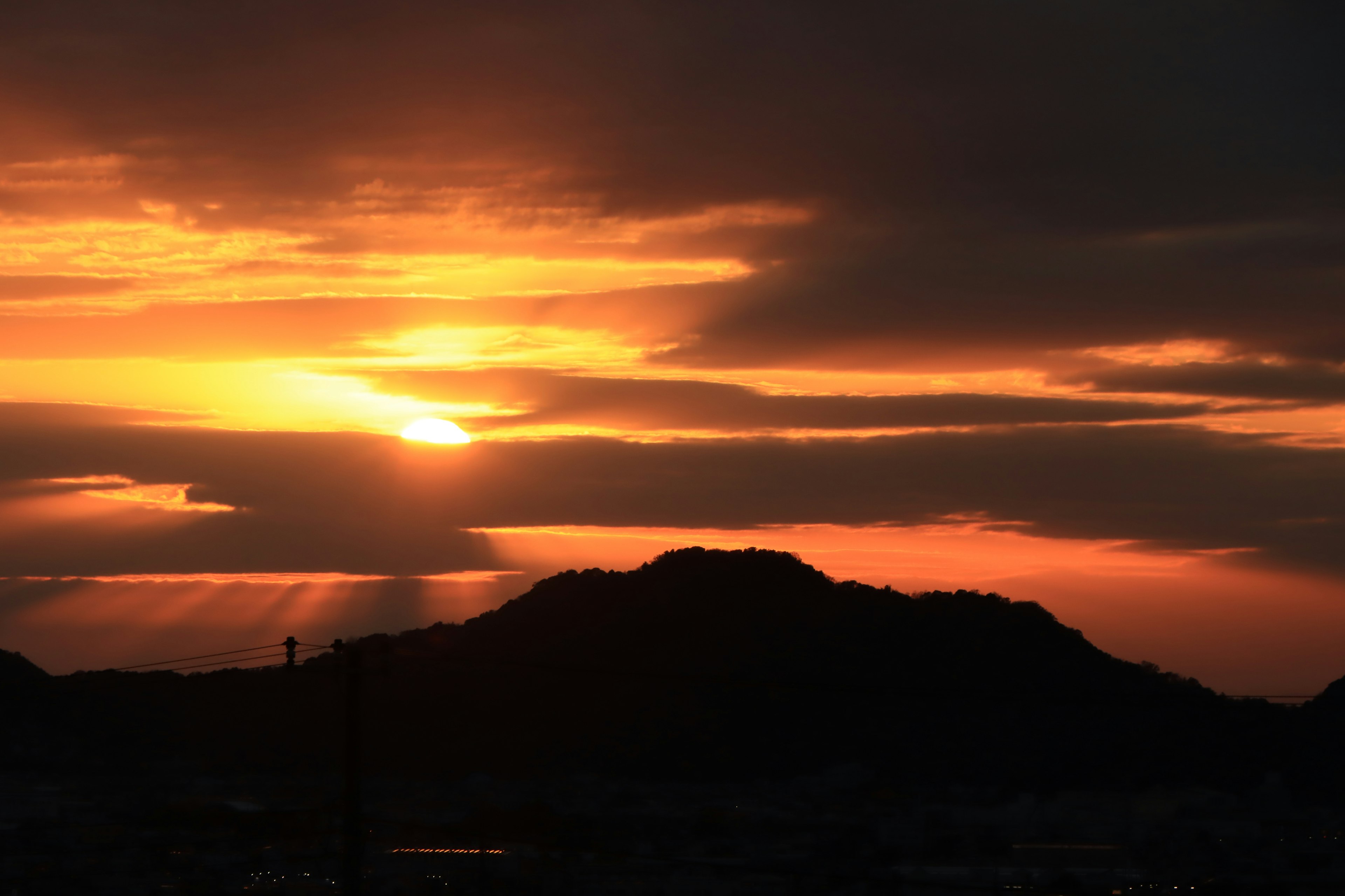 Silhouette von Bergen vor einem lebhaften Sonnenuntergangshimmel