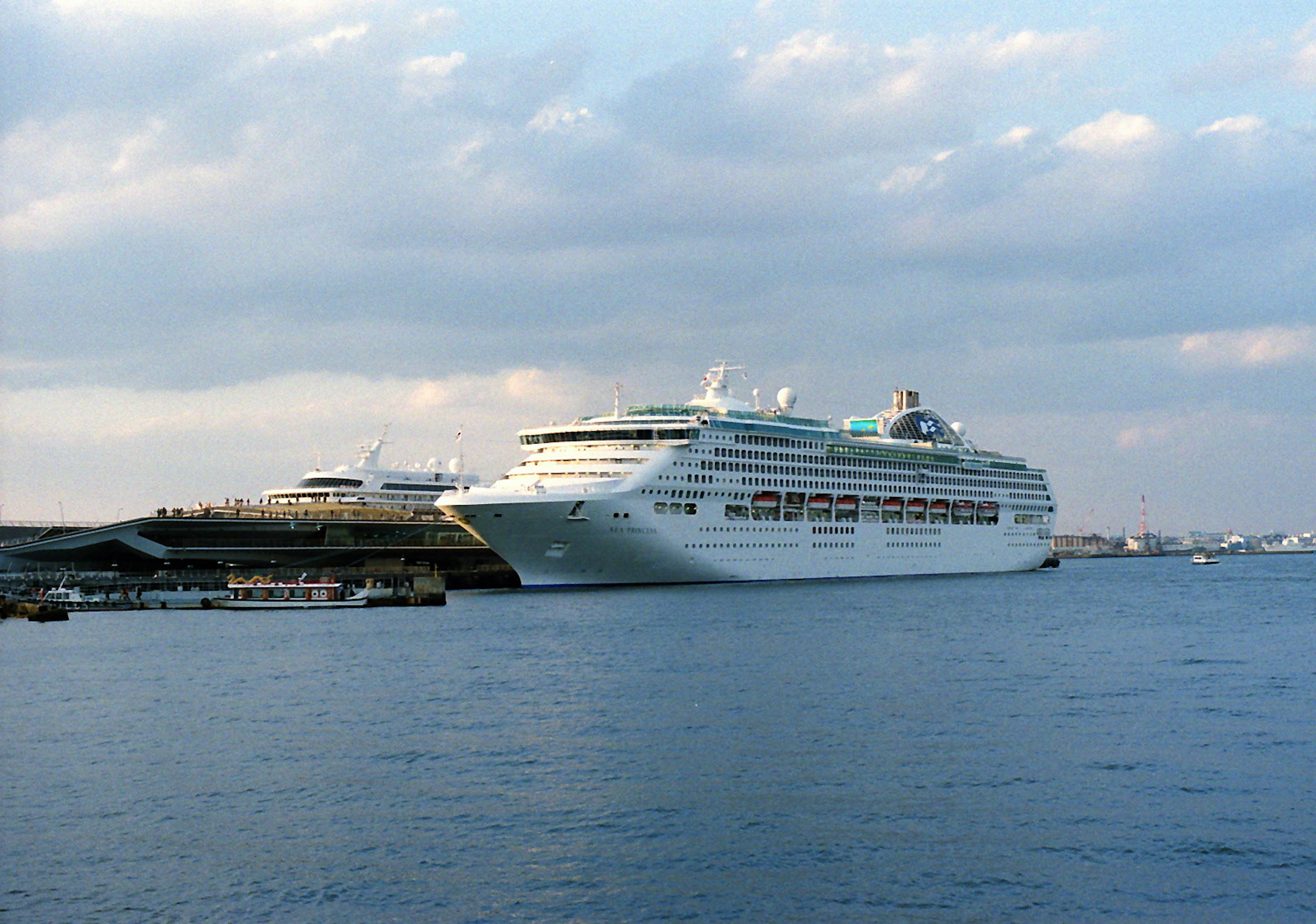 Gran crucero atracado en el puerto con vista al mar tranquilo