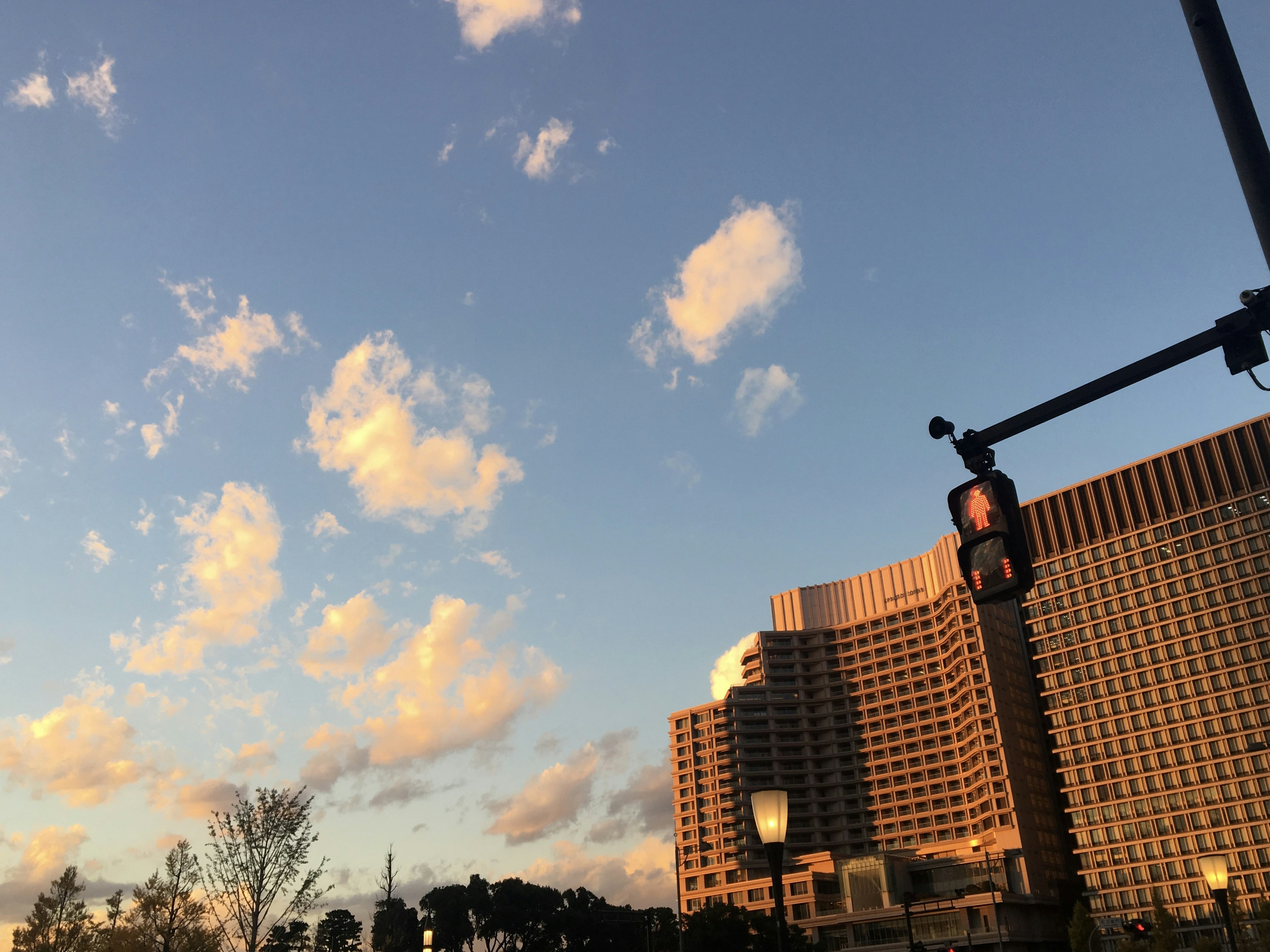 Ciel bleu avec des nuages blancs et un paysage urbain au coucher du soleil