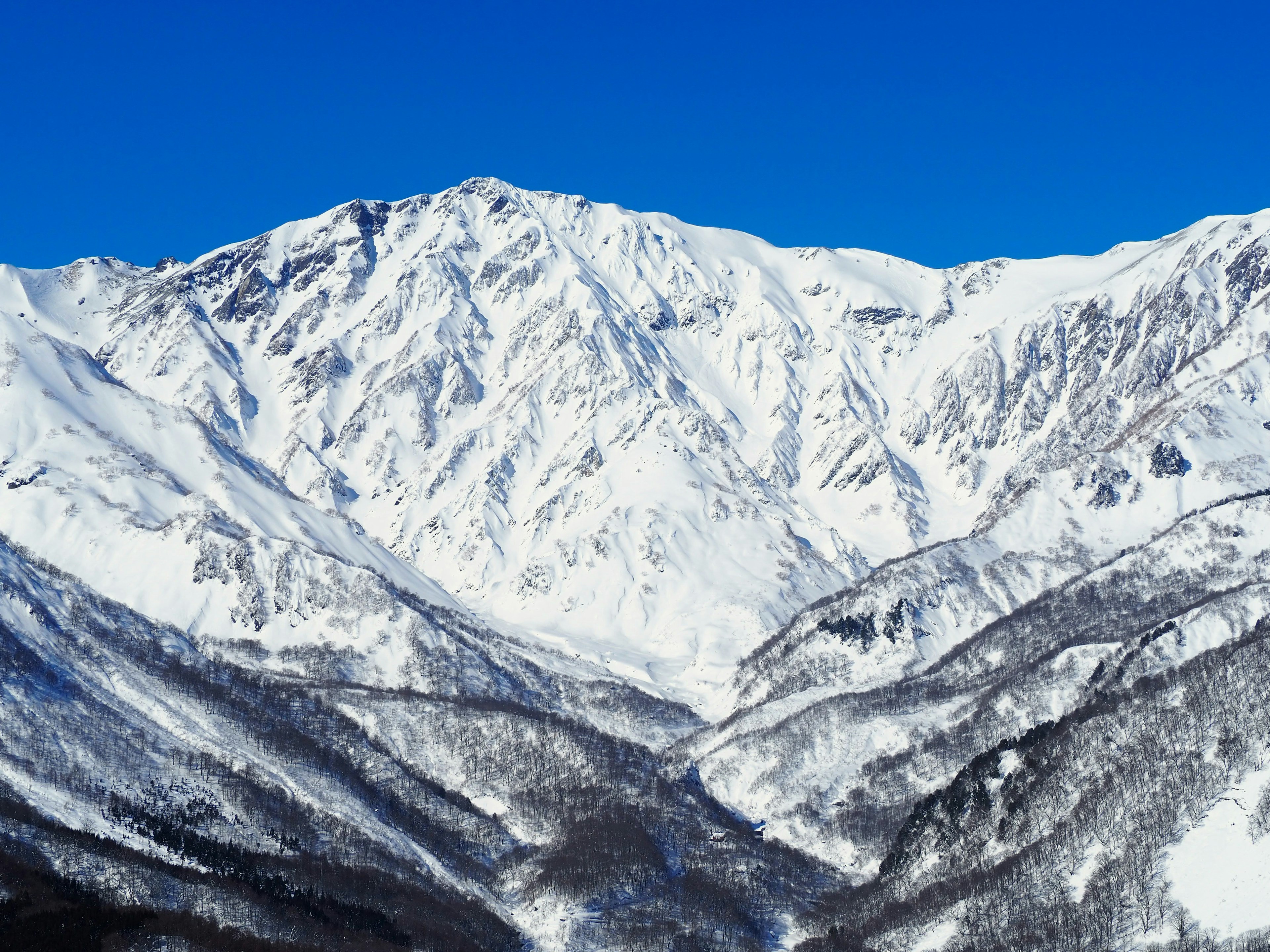 Schneebedeckte Berge unter einem klaren blauen Himmel