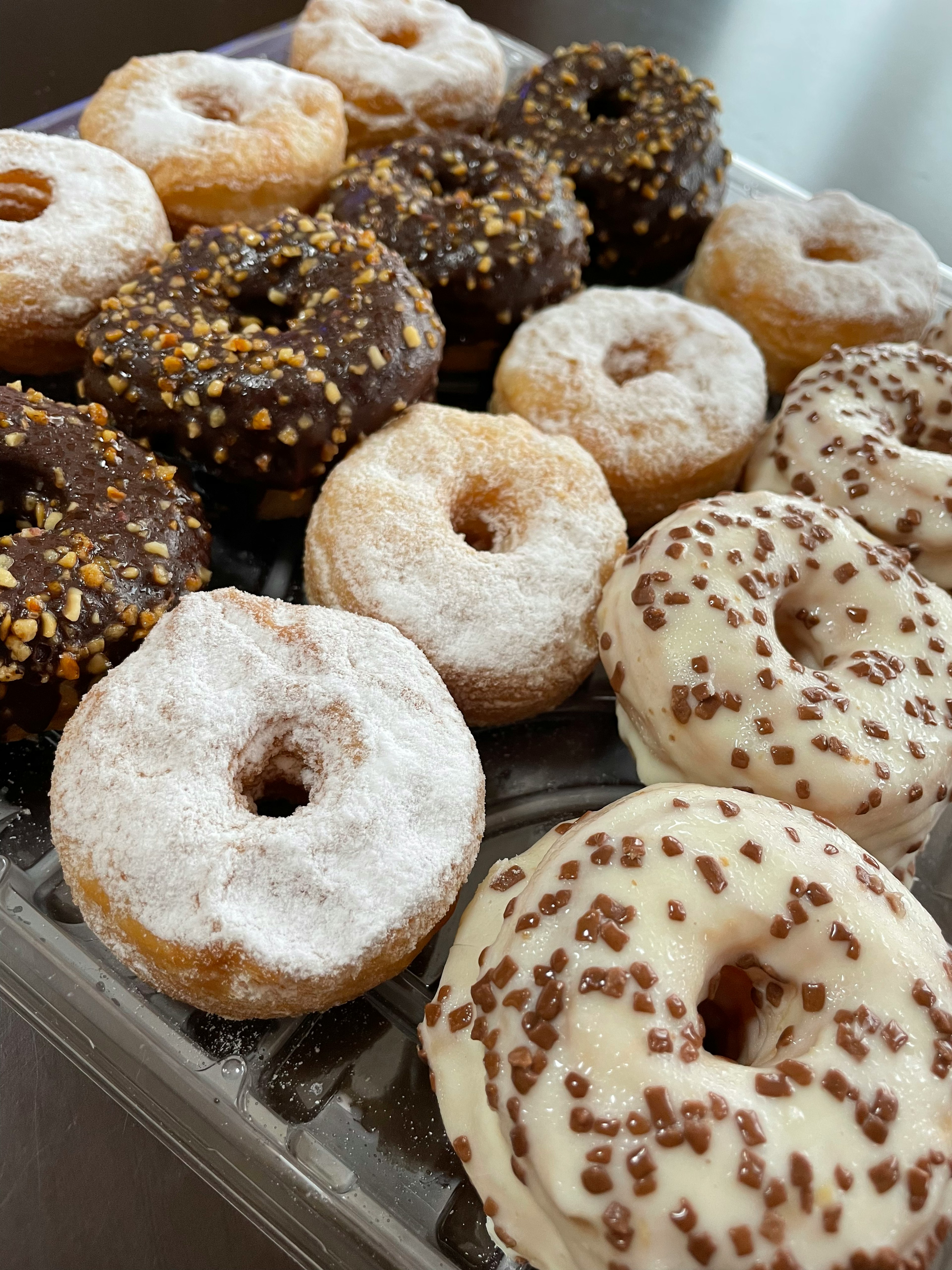 Berbagai donat dengan berbagai topping disusun rapi