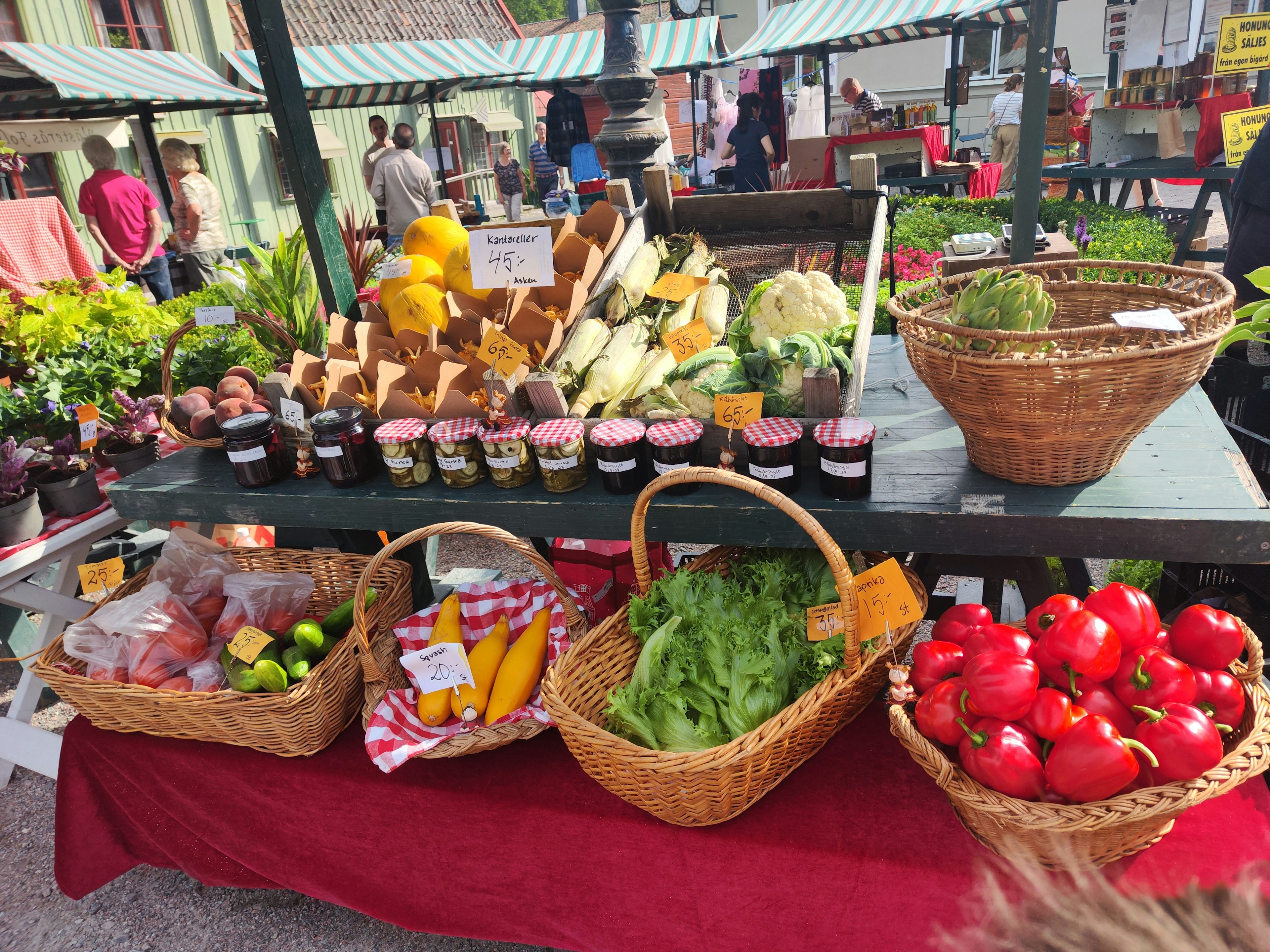 Pojok pasar yang menampilkan sayuran dan buah-buahan segar