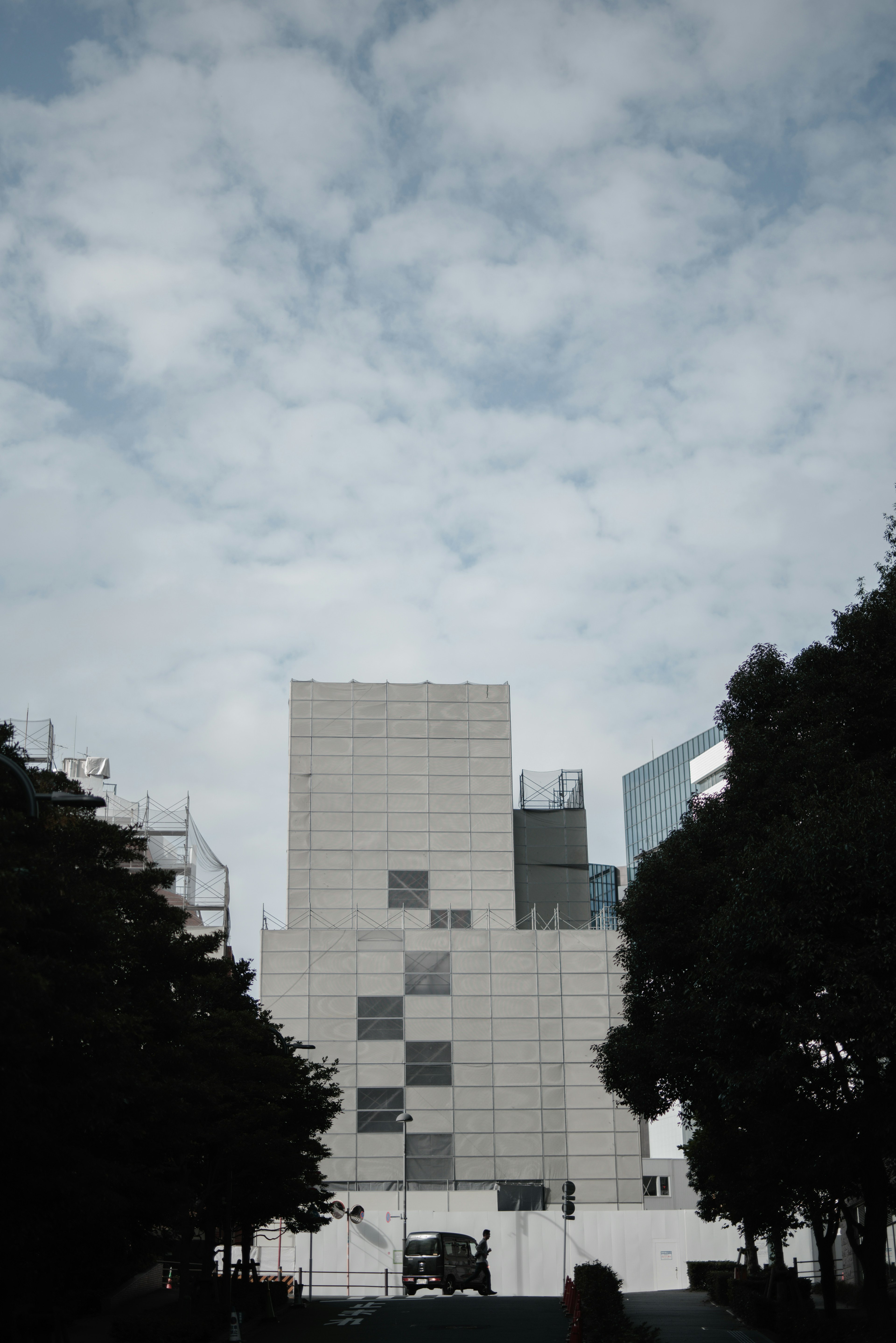 現代的な建物と雲のある空の風景